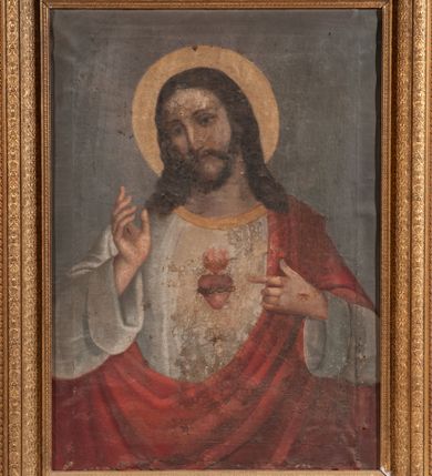 Zdjęcie nr 1: Obraz w kształcie stojącego prostokąta. W centrum kompozycji ukazany frontalnie Chrystus w półpostaci, z lewą ręką wskazującą na gorejące na piersi serce, prawą uniesioną w geście błogosławieństwa. Serce oplecione koroną cierniową. Twarz podłużna z długim i wąskim nosem, okolona krótkim zarostem oraz długimi włosami, z przedziałkiem pośrodku, spływającymi na ramiona i plecy. Wokół głowy złoty i kolisty nimb, a na dłoniach widoczne ślady męki. Chrystus ubrany w białą suknię z długimi, podwiniętymi rękawami i złotą lamówką u szyi oraz czerwony płaszcz, założony na plecy i przewieszony przez lewe ramię. Tło jednolite, szare. Kolorystyka przygaszona. Rama drewniana, profilowana, złocona, dekorowana ornamentem roślinnym.