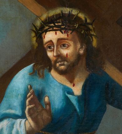 Zdjęcie nr 5: Obrazy w kształcie stojących prostokątów. W zwieńczeniu obwiedzionym czarnym konturem prosty, łaciński krzyżyk osadzony na wolutowym szczycie z malowanymi na czarno numerami stacji, umieszczonymi w okrągłych polach. Sceny Męki Pańskiej umiejscowione na tle sumarycznie ukazanego ciemnego krajobrazu, wielofigurowe z postacią Chrystusa w centrum. Chrystus przedstawiony jest w długiej i niebieskiej sukni. Kolorystyka ciemna, stonowana z dominacją czerwieni i niebieskiej sukni Chrystusa, plan dalszy rozmyty. Na stacjach z Gologoty na titulusie napis: „I(ESUS) N(AZARENUS) / R(EX) I(UDEAORUM)”. Rama drewniana, profilowana.
