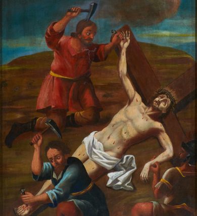 Zdjęcie nr 14: Obrazy w kształcie stojących prostokątów. W zwieńczeniu obwiedzionym czarnym konturem prosty, łaciński krzyżyk osadzony na wolutowym szczycie z malowanymi na czarno numerami stacji, umieszczonymi w okrągłych polach. Sceny Męki Pańskiej umiejscowione na tle sumarycznie ukazanego ciemnego krajobrazu, wielofigurowe z postacią Chrystusa w centrum. Chrystus przedstawiony jest w długiej i niebieskiej sukni. Kolorystyka ciemna, stonowana z dominacją czerwieni i niebieskiej sukni Chrystusa, plan dalszy rozmyty. Na stacjach z Gologoty na titulusie napis: „I(ESUS) N(AZARENUS) / R(EX) I(UDEAORUM)”. Rama drewniana, profilowana.
