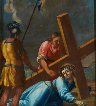 Zdjęcie nr 9: Obrazy w kształcie stojących prostokątów. W zwieńczeniu obwiedzionym czarnym konturem prosty, łaciński krzyżyk osadzony na wolutowym szczycie z malowanymi na czarno numerami stacji, umieszczonymi w okrągłych polach. Sceny Męki Pańskiej umiejscowione na tle sumarycznie ukazanego ciemnego krajobrazu, wielofigurowe z postacią Chrystusa w centrum. Chrystus przedstawiony jest w długiej i niebieskiej sukni. Kolorystyka ciemna, stonowana z dominacją czerwieni i niebieskiej sukni Chrystusa, plan dalszy rozmyty. Na stacjach z Gologoty na titulusie napis: „I(ESUS) N(AZARENUS) / R(EX) I(UDEAORUM)”. Rama drewniana, profilowana.
