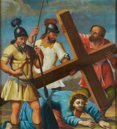 Zdjęcie nr 7: Obrazy w kształcie stojących prostokątów. W zwieńczeniu obwiedzionym czarnym konturem prosty, łaciński krzyżyk osadzony na wolutowym szczycie z malowanymi na czarno numerami stacji, umieszczonymi w okrągłych polach. Sceny Męki Pańskiej umiejscowione na tle sumarycznie ukazanego ciemnego krajobrazu, wielofigurowe z postacią Chrystusa w centrum. Chrystus przedstawiony jest w długiej i niebieskiej sukni. Kolorystyka ciemna, stonowana z dominacją czerwieni i niebieskiej sukni Chrystusa, plan dalszy rozmyty. Na stacjach z Gologoty na titulusie napis: „I(ESUS) N(AZARENUS) / R(EX) I(UDEAORUM)”. Rama drewniana, profilowana.
