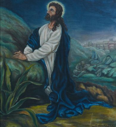 Zdjęcie nr 1: Obraz w kształcie stojącego prostokąta przedstawiający Modlitwę w Ogrójcu ujęty w szeroką, drewnianą, pomalowaną na czarno ramę ze złotą obwódką od wewnątrz. Chrystus ukazany jest w pozycji klęczącej, zwrócony w swoją prawą stronę ze splecionymi dłońmi, opartymi o głaz. Twarz ujęta z lewego profilu z dużymi oczami i długim nosem, okolona ciemną brodą, pasma włosów spływające na lewe ramię i plecy. Głowę otacza świetlisty nimb. Chrystus ubrany jest w białą suknię i ciemnoniebieski płaszcz, przewieszony przez prawe ramię i miękko spływający na ziemię z lewej strony. W tle po prawej stronie obrazu syntetycznie ujęte postaci trzech śpiących apostołów. W lewym dolnym narożu kompozycję dopełnia roślina o grubych i mięsistych liściach. Górzysta sceneria, w tle zabudowania miasta, niebo granatowe, księżyc w prawym górnym rogu przesłaniają chmury. Kolorystyka ciemna z przewagą odcieni błękitu i zieleni. W prawym dolnym narożu sygnatura „Sañka 1932”.