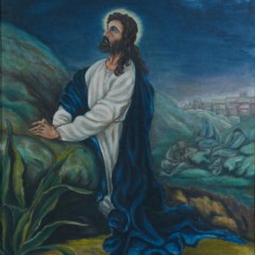 Zdjęcie nr 1: Obraz w kształcie stojącego prostokąta przedstawiający Modlitwę w Ogrójcu ujęty w szeroką, drewnianą, pomalowaną na czarno ramę ze złotą obwódką od wewnątrz. Chrystus ukazany jest w pozycji klęczącej, zwrócony w swoją prawą stronę ze splecionymi dłońmi, opartymi o głaz. Twarz ujęta z lewego profilu z dużymi oczami i długim nosem, okolona ciemną brodą, pasma włosów spływające na lewe ramię i plecy. Głowę otacza świetlisty nimb. Chrystus ubrany jest w białą suknię i ciemnoniebieski płaszcz, przewieszony przez prawe ramię i miękko spływający na ziemię z lewej strony. W tle po prawej stronie obrazu syntetycznie ujęte postaci trzech śpiących apostołów. W lewym dolnym narożu kompozycję dopełnia roślina o grubych i mięsistych liściach. Górzysta sceneria, w tle zabudowania miasta, niebo granatowe, księżyc w prawym górnym rogu przesłaniają chmury. Kolorystyka ciemna z przewagą odcieni błękitu i zieleni. W prawym dolnym narożu sygnatura „Sañka 1932”.