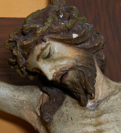 Zdjęcie nr 3: Rzeźba Chrystusa przybita do krzyża trzema gwoździami, ukazana w typie Cristo morte. Ciało w delikatnym zwisie, o szeroko rozstawionych ramionach, sylwetka szczupła, choć muskularna. Chrystus ma głowę przechyloną na prawe ramię. Twarz szczupła, z wąskim i długim nosem, zamkniętymi oczami, na wpół otwartymi ustami, okolona krótką brodą. Włosy długie spływające na prawe ramię, na głowie korona cierniowa. Perizonium ciasno oplatające biodra, z jednym końcem dłuższym, zwisającym wzdłuż prawego uda. Z boku, dłoni, stóp i spod korony cierniowej spływają strużki krwi. Polichromia ciała naturalistyczna. Krzyż gładki, o ramionach zakończonych łukiem nadwieszonym; nad głową Chrystusa titulus w formie banderoli z napisem „J.N. / R.J.”