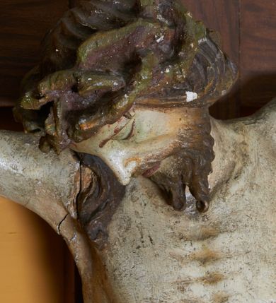 Zdjęcie nr 5: Rzeźba Chrystusa przybita do krzyża trzema gwoździami, ukazana w typie Cristo morte. Ciało w delikatnym zwisie, o szeroko rozstawionych ramionach, sylwetka szczupła, choć muskularna. Chrystus ma głowę przechyloną na prawe ramię. Twarz szczupła, z wąskim i długim nosem, zamkniętymi oczami, na wpół otwartymi ustami, okolona krótką brodą. Włosy długie spływające na prawe ramię, na głowie korona cierniowa. Perizonium ciasno oplatające biodra, z jednym końcem dłuższym, zwisającym wzdłuż prawego uda. Z boku, dłoni, stóp i spod korony cierniowej spływają strużki krwi. Polichromia ciała naturalistyczna. Krzyż gładki, o ramionach zakończonych łukiem nadwieszonym; nad głową Chrystusa titulus w formie banderoli z napisem „J.N. / R.J.”