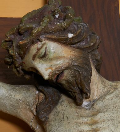 Zdjęcie nr 4: Rzeźba Chrystusa przybita do krzyża trzema gwoździami, ukazana w typie Cristo morte. Ciało w delikatnym zwisie, o szeroko rozstawionych ramionach, sylwetka szczupła, choć muskularna. Chrystus ma głowę przechyloną na prawe ramię. Twarz szczupła, z wąskim i długim nosem, zamkniętymi oczami, na wpół otwartymi ustami, okolona krótką brodą. Włosy długie spływające na prawe ramię, na głowie korona cierniowa. Perizonium ciasno oplatające biodra, z jednym końcem dłuższym, zwisającym wzdłuż prawego uda. Z boku, dłoni, stóp i spod korony cierniowej spływają strużki krwi. Polichromia ciała naturalistyczna. Krzyż gładki, o ramionach zakończonych łukiem nadwieszonym; nad głową Chrystusa titulus w formie banderoli z napisem „J.N. / R.J.”