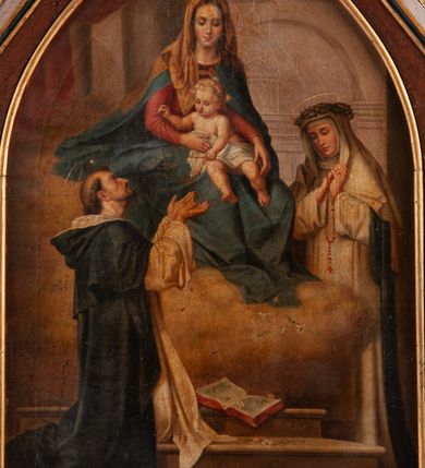 Zdjęcie nr 2: Feretron dwustronny z obrazami o kształcie stojącego prostokąta zamkniętego łukiem ostrym: Matki Boskiej Różańcowej ze świętymi dominikańskimi oraz św. Jana Chrzciciela ustawiony na niskiej podstawie oraz prostopadłościennym cokole, zaopatrzonym w otwory na drążki do noszenia. Feretron ujęty po bokach smukłymi, kręconymi kolumienkami, ponad którymi fiale. Zwieńczenie feretronu w formie wimpergi (ostrołukowej arkady wbudowanej w trójkątny przyczółek), z maswerkiem powyżej łuku. Cokół zdobiony rzędem rozetek, natomiast zwieńczenie żabkami. Struktura feretronu malowana w kolorze naturalnego drewna, detale i ornamentyka złocone. Po jednej stronie feretronu znajduje się obraz Matki Boskiej Różańcowej. W centrum Matka Boska, ukazana w pozycji siedzącej na obłoku, delikatnie zwrócona w lewo, z Dzieciątkiem Jezus na kolanach. Ubrana w czerwoną suknię z długimi rękawami, niebieski płaszcz otulający całą postać, spięty na piersi złotą klamrą oraz złoty welon na głowie. Dzieciątko zwrócone w stronę św. Dominika, półnagie, przewiązane białą pieluszką na biodrach, z różańcem w dłoniach. Święty Dominik ukazany na pierwszym planie, po lewej stronie obrazu w pozycji klęczącej, ujęty z prawego profilu, wyciągający dłonie ku górze, w kierunku Dzieciątka. Po prawej stronie obrazu, za obłokiem św. Katarzyna Sieneńska zwrócona w trzech czwartych w prawo, w pozycji stojącej, z koroną cierniową na głowie i dłońmi złożonymi na wysokości piersi, w których trzyma różaniec. Święci ubrani w habity i płaszcze dominikańskie. Twarze postaci malowane zgodnie z tradycją ikonograficzną, idealizowane. Nad głowami świętych i Matki Boskiej złote i okrągłe nimby, nad głową Dzieciątka nimb krzyżowy. Na stopniu, przed obłokiem otwarta księga, niżej pochodnia i kwiaty. W tle sumarycznie oddana architektura i czerwona kotara w lewym górnym narożu. Po drugiej stronie feretronu znajduje się obraz z przedstawieniem św. Jana Chrzciciela. Święty ukazany w centrum kompozycji, w postawie stojącej z krzyżem o długim drzewcu w lewej ręce, prawą wskazujący na oplatającą krzyż banderolę z napisem „ECCE AGNVS DEI”. Twarz świętego o delikatnych rysach, okolona krótką brodą oraz długimi włosami, opadającymi na plecy i ramiona. Wokół głowy złoty, okrągły nimb. Święty ubrany jest w tunikę ze skóry z krótkimi rękawami oraz czerwony płaszcz z fioletową podszewką, zdobiony na brzegach dekoracyjną lamówką; stopy bose. Całość ukazana na tle pejzażu z bogatą roślinnością i strumykiem. W dolnym narożu wąż. W tle obniżony horyzont z pejzażem górskim. Kolorystyka obrazu ciepła. Struktura feretronu malowana w kolorze naturalnego drewna, detale i ornamentyka złocone.

