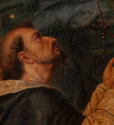 Zdjęcie nr 18: Feretron dwustronny z obrazami o kształcie stojącego prostokąta zamkniętego łukiem ostrym: Matki Boskiej Różańcowej ze świętymi dominikańskimi oraz św. Jana Chrzciciela ustawiony na niskiej podstawie oraz prostopadłościennym cokole, zaopatrzonym w otwory na drążki do noszenia. Feretron ujęty po bokach smukłymi, kręconymi kolumienkami, ponad którymi fiale. Zwieńczenie feretronu w formie wimpergi (ostrołukowej arkady wbudowanej w trójkątny przyczółek), z maswerkiem powyżej łuku. Cokół zdobiony rzędem rozetek, natomiast zwieńczenie żabkami. Struktura feretronu malowana w kolorze naturalnego drewna, detale i ornamentyka złocone. Po jednej stronie feretronu znajduje się obraz Matki Boskiej Różańcowej. W centrum Matka Boska, ukazana w pozycji siedzącej na obłoku, delikatnie zwrócona w lewo, z Dzieciątkiem Jezus na kolanach. Ubrana w czerwoną suknię z długimi rękawami, niebieski płaszcz otulający całą postać, spięty na piersi złotą klamrą oraz złoty welon na głowie. Dzieciątko zwrócone w stronę św. Dominika, półnagie, przewiązane białą pieluszką na biodrach, z różańcem w dłoniach. Święty Dominik ukazany na pierwszym planie, po lewej stronie obrazu w pozycji klęczącej, ujęty z prawego profilu, wyciągający dłonie ku górze, w kierunku Dzieciątka. Po prawej stronie obrazu, za obłokiem św. Katarzyna Sieneńska zwrócona w trzech czwartych w prawo, w pozycji stojącej, z koroną cierniową na głowie i dłońmi złożonymi na wysokości piersi, w których trzyma różaniec. Święci ubrani w habity i płaszcze dominikańskie. Twarze postaci malowane zgodnie z tradycją ikonograficzną, idealizowane. Nad głowami świętych i Matki Boskiej złote i okrągłe nimby, nad głową Dzieciątka nimb krzyżowy. Na stopniu, przed obłokiem otwarta księga, niżej pochodnia i kwiaty. W tle sumarycznie oddana architektura i czerwona kotara w lewym górnym narożu. Po drugiej stronie feretronu znajduje się obraz z przedstawieniem św. Jana Chrzciciela. Święty ukazany w centrum kompozycji, w postawie stojącej z krzyżem o długim drzewcu w lewej ręce, prawą wskazujący na oplatającą krzyż banderolę z napisem „ECCE AGNVS DEI”. Twarz świętego o delikatnych rysach, okolona krótką brodą oraz długimi włosami, opadającymi na plecy i ramiona. Wokół głowy złoty, okrągły nimb. Święty ubrany jest w tunikę ze skóry z krótkimi rękawami oraz czerwony płaszcz z fioletową podszewką, zdobiony na brzegach dekoracyjną lamówką; stopy bose. Całość ukazana na tle pejzażu z bogatą roślinnością i strumykiem. W dolnym narożu wąż. W tle obniżony horyzont z pejzażem górskim. Kolorystyka obrazu ciepła. Struktura feretronu malowana w kolorze naturalnego drewna, detale i ornamentyka złocone.

