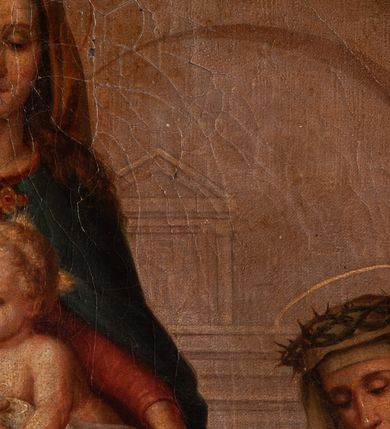 Zdjęcie nr 15: Feretron dwustronny z obrazami o kształcie stojącego prostokąta zamkniętego łukiem ostrym: Matki Boskiej Różańcowej ze świętymi dominikańskimi oraz św. Jana Chrzciciela ustawiony na niskiej podstawie oraz prostopadłościennym cokole, zaopatrzonym w otwory na drążki do noszenia. Feretron ujęty po bokach smukłymi, kręconymi kolumienkami, ponad którymi fiale. Zwieńczenie feretronu w formie wimpergi (ostrołukowej arkady wbudowanej w trójkątny przyczółek), z maswerkiem powyżej łuku. Cokół zdobiony rzędem rozetek, natomiast zwieńczenie żabkami. Struktura feretronu malowana w kolorze naturalnego drewna, detale i ornamentyka złocone. Po jednej stronie feretronu znajduje się obraz Matki Boskiej Różańcowej. W centrum Matka Boska, ukazana w pozycji siedzącej na obłoku, delikatnie zwrócona w lewo, z Dzieciątkiem Jezus na kolanach. Ubrana w czerwoną suknię z długimi rękawami, niebieski płaszcz otulający całą postać, spięty na piersi złotą klamrą oraz złoty welon na głowie. Dzieciątko zwrócone w stronę św. Dominika, półnagie, przewiązane białą pieluszką na biodrach, z różańcem w dłoniach. Święty Dominik ukazany na pierwszym planie, po lewej stronie obrazu w pozycji klęczącej, ujęty z prawego profilu, wyciągający dłonie ku górze, w kierunku Dzieciątka. Po prawej stronie obrazu, za obłokiem św. Katarzyna Sieneńska zwrócona w trzech czwartych w prawo, w pozycji stojącej, z koroną cierniową na głowie i dłońmi złożonymi na wysokości piersi, w których trzyma różaniec. Święci ubrani w habity i płaszcze dominikańskie. Twarze postaci malowane zgodnie z tradycją ikonograficzną, idealizowane. Nad głowami świętych i Matki Boskiej złote i okrągłe nimby, nad głową Dzieciątka nimb krzyżowy. Na stopniu, przed obłokiem otwarta księga, niżej pochodnia i kwiaty. W tle sumarycznie oddana architektura i czerwona kotara w lewym górnym narożu. Po drugiej stronie feretronu znajduje się obraz z przedstawieniem św. Jana Chrzciciela. Święty ukazany w centrum kompozycji, w postawie stojącej z krzyżem o długim drzewcu w lewej ręce, prawą wskazujący na oplatającą krzyż banderolę z napisem „ECCE AGNVS DEI”. Twarz świętego o delikatnych rysach, okolona krótką brodą oraz długimi włosami, opadającymi na plecy i ramiona. Wokół głowy złoty, okrągły nimb. Święty ubrany jest w tunikę ze skóry z krótkimi rękawami oraz czerwony płaszcz z fioletową podszewką, zdobiony na brzegach dekoracyjną lamówką; stopy bose. Całość ukazana na tle pejzażu z bogatą roślinnością i strumykiem. W dolnym narożu wąż. W tle obniżony horyzont z pejzażem górskim. Kolorystyka obrazu ciepła. Struktura feretronu malowana w kolorze naturalnego drewna, detale i ornamentyka złocone.

