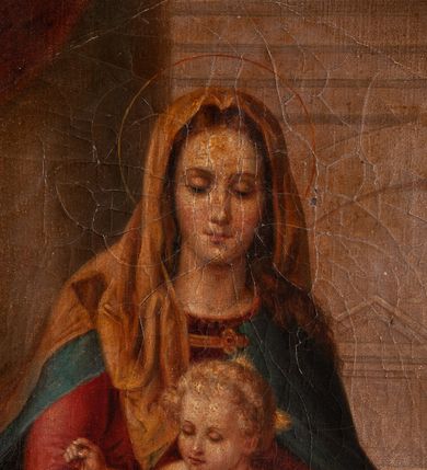 Zdjęcie nr 13: Feretron dwustronny z obrazami o kształcie stojącego prostokąta zamkniętego łukiem ostrym: Matki Boskiej Różańcowej ze świętymi dominikańskimi oraz św. Jana Chrzciciela ustawiony na niskiej podstawie oraz prostopadłościennym cokole, zaopatrzonym w otwory na drążki do noszenia. Feretron ujęty po bokach smukłymi, kręconymi kolumienkami, ponad którymi fiale. Zwieńczenie feretronu w formie wimpergi (ostrołukowej arkady wbudowanej w trójkątny przyczółek), z maswerkiem powyżej łuku. Cokół zdobiony rzędem rozetek, natomiast zwieńczenie żabkami. Struktura feretronu malowana w kolorze naturalnego drewna, detale i ornamentyka złocone. Po jednej stronie feretronu znajduje się obraz Matki Boskiej Różańcowej. W centrum Matka Boska, ukazana w pozycji siedzącej na obłoku, delikatnie zwrócona w lewo, z Dzieciątkiem Jezus na kolanach. Ubrana w czerwoną suknię z długimi rękawami, niebieski płaszcz otulający całą postać, spięty na piersi złotą klamrą oraz złoty welon na głowie. Dzieciątko zwrócone w stronę św. Dominika, półnagie, przewiązane białą pieluszką na biodrach, z różańcem w dłoniach. Święty Dominik ukazany na pierwszym planie, po lewej stronie obrazu w pozycji klęczącej, ujęty z prawego profilu, wyciągający dłonie ku górze, w kierunku Dzieciątka. Po prawej stronie obrazu, za obłokiem św. Katarzyna Sieneńska zwrócona w trzech czwartych w prawo, w pozycji stojącej, z koroną cierniową na głowie i dłońmi złożonymi na wysokości piersi, w których trzyma różaniec. Święci ubrani w habity i płaszcze dominikańskie. Twarze postaci malowane zgodnie z tradycją ikonograficzną, idealizowane. Nad głowami świętych i Matki Boskiej złote i okrągłe nimby, nad głową Dzieciątka nimb krzyżowy. Na stopniu, przed obłokiem otwarta księga, niżej pochodnia i kwiaty. W tle sumarycznie oddana architektura i czerwona kotara w lewym górnym narożu. Po drugiej stronie feretronu znajduje się obraz z przedstawieniem św. Jana Chrzciciela. Święty ukazany w centrum kompozycji, w postawie stojącej z krzyżem o długim drzewcu w lewej ręce, prawą wskazujący na oplatającą krzyż banderolę z napisem „ECCE AGNVS DEI”. Twarz świętego o delikatnych rysach, okolona krótką brodą oraz długimi włosami, opadającymi na plecy i ramiona. Wokół głowy złoty, okrągły nimb. Święty ubrany jest w tunikę ze skóry z krótkimi rękawami oraz czerwony płaszcz z fioletową podszewką, zdobiony na brzegach dekoracyjną lamówką; stopy bose. Całość ukazana na tle pejzażu z bogatą roślinnością i strumykiem. W dolnym narożu wąż. W tle obniżony horyzont z pejzażem górskim. Kolorystyka obrazu ciepła. Struktura feretronu malowana w kolorze naturalnego drewna, detale i ornamentyka złocone.

