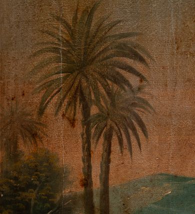 Zdjęcie nr 12: Feretron dwustronny z obrazami o kształcie stojącego prostokąta zamkniętego łukiem ostrym: Matki Boskiej Różańcowej ze świętymi dominikańskimi oraz św. Jana Chrzciciela ustawiony na niskiej podstawie oraz prostopadłościennym cokole, zaopatrzonym w otwory na drążki do noszenia. Feretron ujęty po bokach smukłymi, kręconymi kolumienkami, ponad którymi fiale. Zwieńczenie feretronu w formie wimpergi (ostrołukowej arkady wbudowanej w trójkątny przyczółek), z maswerkiem powyżej łuku. Cokół zdobiony rzędem rozetek, natomiast zwieńczenie żabkami. Struktura feretronu malowana w kolorze naturalnego drewna, detale i ornamentyka złocone. Po jednej stronie feretronu znajduje się obraz Matki Boskiej Różańcowej. W centrum Matka Boska, ukazana w pozycji siedzącej na obłoku, delikatnie zwrócona w lewo, z Dzieciątkiem Jezus na kolanach. Ubrana w czerwoną suknię z długimi rękawami, niebieski płaszcz otulający całą postać, spięty na piersi złotą klamrą oraz złoty welon na głowie. Dzieciątko zwrócone w stronę św. Dominika, półnagie, przewiązane białą pieluszką na biodrach, z różańcem w dłoniach. Święty Dominik ukazany na pierwszym planie, po lewej stronie obrazu w pozycji klęczącej, ujęty z prawego profilu, wyciągający dłonie ku górze, w kierunku Dzieciątka. Po prawej stronie obrazu, za obłokiem św. Katarzyna Sieneńska zwrócona w trzech czwartych w prawo, w pozycji stojącej, z koroną cierniową na głowie i dłońmi złożonymi na wysokości piersi, w których trzyma różaniec. Święci ubrani w habity i płaszcze dominikańskie. Twarze postaci malowane zgodnie z tradycją ikonograficzną, idealizowane. Nad głowami świętych i Matki Boskiej złote i okrągłe nimby, nad głową Dzieciątka nimb krzyżowy. Na stopniu, przed obłokiem otwarta księga, niżej pochodnia i kwiaty. W tle sumarycznie oddana architektura i czerwona kotara w lewym górnym narożu. Po drugiej stronie feretronu znajduje się obraz z przedstawieniem św. Jana Chrzciciela. Święty ukazany w centrum kompozycji, w postawie stojącej z krzyżem o długim drzewcu w lewej ręce, prawą wskazujący na oplatającą krzyż banderolę z napisem „ECCE AGNVS DEI”. Twarz świętego o delikatnych rysach, okolona krótką brodą oraz długimi włosami, opadającymi na plecy i ramiona. Wokół głowy złoty, okrągły nimb. Święty ubrany jest w tunikę ze skóry z krótkimi rękawami oraz czerwony płaszcz z fioletową podszewką, zdobiony na brzegach dekoracyjną lamówką; stopy bose. Całość ukazana na tle pejzażu z bogatą roślinnością i strumykiem. W dolnym narożu wąż. W tle obniżony horyzont z pejzażem górskim. Kolorystyka obrazu ciepła. Struktura feretronu malowana w kolorze naturalnego drewna, detale i ornamentyka złocone.

