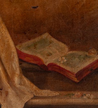 Zdjęcie nr 4: Feretron dwustronny z obrazami o kształcie stojącego prostokąta zamkniętego łukiem ostrym: Matki Boskiej Różańcowej ze świętymi dominikańskimi oraz św. Jana Chrzciciela ustawiony na niskiej podstawie oraz prostopadłościennym cokole, zaopatrzonym w otwory na drążki do noszenia. Feretron ujęty po bokach smukłymi, kręconymi kolumienkami, ponad którymi fiale. Zwieńczenie feretronu w formie wimpergi (ostrołukowej arkady wbudowanej w trójkątny przyczółek), z maswerkiem powyżej łuku. Cokół zdobiony rzędem rozetek, natomiast zwieńczenie żabkami. Struktura feretronu malowana w kolorze naturalnego drewna, detale i ornamentyka złocone. Po jednej stronie feretronu znajduje się obraz Matki Boskiej Różańcowej. W centrum Matka Boska, ukazana w pozycji siedzącej na obłoku, delikatnie zwrócona w lewo, z Dzieciątkiem Jezus na kolanach. Ubrana w czerwoną suknię z długimi rękawami, niebieski płaszcz otulający całą postać, spięty na piersi złotą klamrą oraz złoty welon na głowie. Dzieciątko zwrócone w stronę św. Dominika, półnagie, przewiązane białą pieluszką na biodrach, z różańcem w dłoniach. Święty Dominik ukazany na pierwszym planie, po lewej stronie obrazu w pozycji klęczącej, ujęty z prawego profilu, wyciągający dłonie ku górze, w kierunku Dzieciątka. Po prawej stronie obrazu, za obłokiem św. Katarzyna Sieneńska zwrócona w trzech czwartych w prawo, w pozycji stojącej, z koroną cierniową na głowie i dłońmi złożonymi na wysokości piersi, w których trzyma różaniec. Święci ubrani w habity i płaszcze dominikańskie. Twarze postaci malowane zgodnie z tradycją ikonograficzną, idealizowane. Nad głowami świętych i Matki Boskiej złote i okrągłe nimby, nad głową Dzieciątka nimb krzyżowy. Na stopniu, przed obłokiem otwarta księga, niżej pochodnia i kwiaty. W tle sumarycznie oddana architektura i czerwona kotara w lewym górnym narożu. Po drugiej stronie feretronu znajduje się obraz z przedstawieniem św. Jana Chrzciciela. Święty ukazany w centrum kompozycji, w postawie stojącej z krzyżem o długim drzewcu w lewej ręce, prawą wskazujący na oplatającą krzyż banderolę z napisem „ECCE AGNVS DEI”. Twarz świętego o delikatnych rysach, okolona krótką brodą oraz długimi włosami, opadającymi na plecy i ramiona. Wokół głowy złoty, okrągły nimb. Święty ubrany jest w tunikę ze skóry z krótkimi rękawami oraz czerwony płaszcz z fioletową podszewką, zdobiony na brzegach dekoracyjną lamówką; stopy bose. Całość ukazana na tle pejzażu z bogatą roślinnością i strumykiem. W dolnym narożu wąż. W tle obniżony horyzont z pejzażem górskim. Kolorystyka obrazu ciepła. Struktura feretronu malowana w kolorze naturalnego drewna, detale i ornamentyka złocone.

