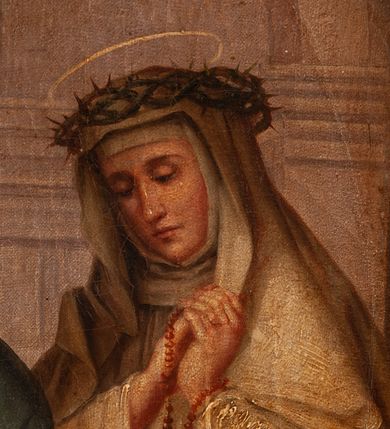 Zdjęcie nr 16: Feretron dwustronny z obrazami o kształcie stojącego prostokąta zamkniętego łukiem ostrym: Matki Boskiej Różańcowej ze świętymi dominikańskimi oraz św. Jana Chrzciciela ustawiony na niskiej podstawie oraz prostopadłościennym cokole, zaopatrzonym w otwory na drążki do noszenia. Feretron ujęty po bokach smukłymi, kręconymi kolumienkami, ponad którymi fiale. Zwieńczenie feretronu w formie wimpergi (ostrołukowej arkady wbudowanej w trójkątny przyczółek), z maswerkiem powyżej łuku. Cokół zdobiony rzędem rozetek, natomiast zwieńczenie żabkami. Struktura feretronu malowana w kolorze naturalnego drewna, detale i ornamentyka złocone. Po jednej stronie feretronu znajduje się obraz Matki Boskiej Różańcowej. W centrum Matka Boska, ukazana w pozycji siedzącej na obłoku, delikatnie zwrócona w lewo, z Dzieciątkiem Jezus na kolanach. Ubrana w czerwoną suknię z długimi rękawami, niebieski płaszcz otulający całą postać, spięty na piersi złotą klamrą oraz złoty welon na głowie. Dzieciątko zwrócone w stronę św. Dominika, półnagie, przewiązane białą pieluszką na biodrach, z różańcem w dłoniach. Święty Dominik ukazany na pierwszym planie, po lewej stronie obrazu w pozycji klęczącej, ujęty z prawego profilu, wyciągający dłonie ku górze, w kierunku Dzieciątka. Po prawej stronie obrazu, za obłokiem św. Katarzyna Sieneńska zwrócona w trzech czwartych w prawo, w pozycji stojącej, z koroną cierniową na głowie i dłońmi złożonymi na wysokości piersi, w których trzyma różaniec. Święci ubrani w habity i płaszcze dominikańskie. Twarze postaci malowane zgodnie z tradycją ikonograficzną, idealizowane. Nad głowami świętych i Matki Boskiej złote i okrągłe nimby, nad głową Dzieciątka nimb krzyżowy. Na stopniu, przed obłokiem otwarta księga, niżej pochodnia i kwiaty. W tle sumarycznie oddana architektura i czerwona kotara w lewym górnym narożu. Po drugiej stronie feretronu znajduje się obraz z przedstawieniem św. Jana Chrzciciela. Święty ukazany w centrum kompozycji, w postawie stojącej z krzyżem o długim drzewcu w lewej ręce, prawą wskazujący na oplatającą krzyż banderolę z napisem „ECCE AGNVS DEI”. Twarz świętego o delikatnych rysach, okolona krótką brodą oraz długimi włosami, opadającymi na plecy i ramiona. Wokół głowy złoty, okrągły nimb. Święty ubrany jest w tunikę ze skóry z krótkimi rękawami oraz czerwony płaszcz z fioletową podszewką, zdobiony na brzegach dekoracyjną lamówką; stopy bose. Całość ukazana na tle pejzażu z bogatą roślinnością i strumykiem. W dolnym narożu wąż. W tle obniżony horyzont z pejzażem górskim. Kolorystyka obrazu ciepła. Struktura feretronu malowana w kolorze naturalnego drewna, detale i ornamentyka złocone.

