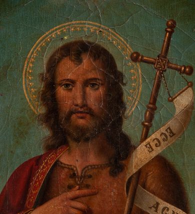 Zdjęcie nr 7: Feretron dwustronny z obrazami o kształcie stojącego prostokąta zamkniętego łukiem ostrym: Matki Boskiej Różańcowej ze świętymi dominikańskimi oraz św. Jana Chrzciciela ustawiony na niskiej podstawie oraz prostopadłościennym cokole, zaopatrzonym w otwory na drążki do noszenia. Feretron ujęty po bokach smukłymi, kręconymi kolumienkami, ponad którymi fiale. Zwieńczenie feretronu w formie wimpergi (ostrołukowej arkady wbudowanej w trójkątny przyczółek), z maswerkiem powyżej łuku. Cokół zdobiony rzędem rozetek, natomiast zwieńczenie żabkami. Struktura feretronu malowana w kolorze naturalnego drewna, detale i ornamentyka złocone. Po jednej stronie feretronu znajduje się obraz Matki Boskiej Różańcowej. W centrum Matka Boska, ukazana w pozycji siedzącej na obłoku, delikatnie zwrócona w lewo, z Dzieciątkiem Jezus na kolanach. Ubrana w czerwoną suknię z długimi rękawami, niebieski płaszcz otulający całą postać, spięty na piersi złotą klamrą oraz złoty welon na głowie. Dzieciątko zwrócone w stronę św. Dominika, półnagie, przewiązane białą pieluszką na biodrach, z różańcem w dłoniach. Święty Dominik ukazany na pierwszym planie, po lewej stronie obrazu w pozycji klęczącej, ujęty z prawego profilu, wyciągający dłonie ku górze, w kierunku Dzieciątka. Po prawej stronie obrazu, za obłokiem św. Katarzyna Sieneńska zwrócona w trzech czwartych w prawo, w pozycji stojącej, z koroną cierniową na głowie i dłońmi złożonymi na wysokości piersi, w których trzyma różaniec. Święci ubrani w habity i płaszcze dominikańskie. Twarze postaci malowane zgodnie z tradycją ikonograficzną, idealizowane. Nad głowami świętych i Matki Boskiej złote i okrągłe nimby, nad głową Dzieciątka nimb krzyżowy. Na stopniu, przed obłokiem otwarta księga, niżej pochodnia i kwiaty. W tle sumarycznie oddana architektura i czerwona kotara w lewym górnym narożu. Po drugiej stronie feretronu znajduje się obraz z przedstawieniem św. Jana Chrzciciela. Święty ukazany w centrum kompozycji, w postawie stojącej z krzyżem o długim drzewcu w lewej ręce, prawą wskazujący na oplatającą krzyż banderolę z napisem „ECCE AGNVS DEI”. Twarz świętego o delikatnych rysach, okolona krótką brodą oraz długimi włosami, opadającymi na plecy i ramiona. Wokół głowy złoty, okrągły nimb. Święty ubrany jest w tunikę ze skóry z krótkimi rękawami oraz czerwony płaszcz z fioletową podszewką, zdobiony na brzegach dekoracyjną lamówką; stopy bose. Całość ukazana na tle pejzażu z bogatą roślinnością i strumykiem. W dolnym narożu wąż. W tle obniżony horyzont z pejzażem górskim. Kolorystyka obrazu ciepła. Struktura feretronu malowana w kolorze naturalnego drewna, detale i ornamentyka złocone.

