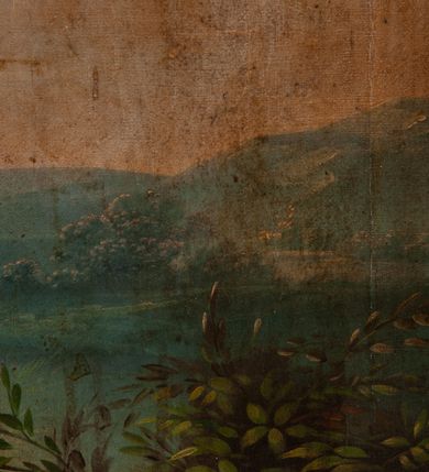 Zdjęcie nr 14: Feretron dwustronny z obrazami o kształcie stojącego prostokąta zamkniętego łukiem ostrym: Matki Boskiej Różańcowej ze świętymi dominikańskimi oraz św. Jana Chrzciciela ustawiony na niskiej podstawie oraz prostopadłościennym cokole, zaopatrzonym w otwory na drążki do noszenia. Feretron ujęty po bokach smukłymi, kręconymi kolumienkami, ponad którymi fiale. Zwieńczenie feretronu w formie wimpergi (ostrołukowej arkady wbudowanej w trójkątny przyczółek), z maswerkiem powyżej łuku. Cokół zdobiony rzędem rozetek, natomiast zwieńczenie żabkami. Struktura feretronu malowana w kolorze naturalnego drewna, detale i ornamentyka złocone. Po jednej stronie feretronu znajduje się obraz Matki Boskiej Różańcowej. W centrum Matka Boska, ukazana w pozycji siedzącej na obłoku, delikatnie zwrócona w lewo, z Dzieciątkiem Jezus na kolanach. Ubrana w czerwoną suknię z długimi rękawami, niebieski płaszcz otulający całą postać, spięty na piersi złotą klamrą oraz złoty welon na głowie. Dzieciątko zwrócone w stronę św. Dominika, półnagie, przewiązane białą pieluszką na biodrach, z różańcem w dłoniach. Święty Dominik ukazany na pierwszym planie, po lewej stronie obrazu w pozycji klęczącej, ujęty z prawego profilu, wyciągający dłonie ku górze, w kierunku Dzieciątka. Po prawej stronie obrazu, za obłokiem św. Katarzyna Sieneńska zwrócona w trzech czwartych w prawo, w pozycji stojącej, z koroną cierniową na głowie i dłońmi złożonymi na wysokości piersi, w których trzyma różaniec. Święci ubrani w habity i płaszcze dominikańskie. Twarze postaci malowane zgodnie z tradycją ikonograficzną, idealizowane. Nad głowami świętych i Matki Boskiej złote i okrągłe nimby, nad głową Dzieciątka nimb krzyżowy. Na stopniu, przed obłokiem otwarta księga, niżej pochodnia i kwiaty. W tle sumarycznie oddana architektura i czerwona kotara w lewym górnym narożu. Po drugiej stronie feretronu znajduje się obraz z przedstawieniem św. Jana Chrzciciela. Święty ukazany w centrum kompozycji, w postawie stojącej z krzyżem o długim drzewcu w lewej ręce, prawą wskazujący na oplatającą krzyż banderolę z napisem „ECCE AGNVS DEI”. Twarz świętego o delikatnych rysach, okolona krótką brodą oraz długimi włosami, opadającymi na plecy i ramiona. Wokół głowy złoty, okrągły nimb. Święty ubrany jest w tunikę ze skóry z krótkimi rękawami oraz czerwony płaszcz z fioletową podszewką, zdobiony na brzegach dekoracyjną lamówką; stopy bose. Całość ukazana na tle pejzażu z bogatą roślinnością i strumykiem. W dolnym narożu wąż. W tle obniżony horyzont z pejzażem górskim. Kolorystyka obrazu ciepła. Struktura feretronu malowana w kolorze naturalnego drewna, detale i ornamentyka złocone.

