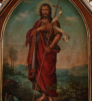 Zdjęcie nr 6: Feretron dwustronny z obrazami o kształcie stojącego prostokąta zamkniętego łukiem ostrym: Matki Boskiej Różańcowej ze świętymi dominikańskimi oraz św. Jana Chrzciciela ustawiony na niskiej podstawie oraz prostopadłościennym cokole, zaopatrzonym w otwory na drążki do noszenia. Feretron ujęty po bokach smukłymi, kręconymi kolumienkami, ponad którymi fiale. Zwieńczenie feretronu w formie wimpergi (ostrołukowej arkady wbudowanej w trójkątny przyczółek), z maswerkiem powyżej łuku. Cokół zdobiony rzędem rozetek, natomiast zwieńczenie żabkami. Struktura feretronu malowana w kolorze naturalnego drewna, detale i ornamentyka złocone. Po jednej stronie feretronu znajduje się obraz Matki Boskiej Różańcowej. W centrum Matka Boska, ukazana w pozycji siedzącej na obłoku, delikatnie zwrócona w lewo, z Dzieciątkiem Jezus na kolanach. Ubrana w czerwoną suknię z długimi rękawami, niebieski płaszcz otulający całą postać, spięty na piersi złotą klamrą oraz złoty welon na głowie. Dzieciątko zwrócone w stronę św. Dominika, półnagie, przewiązane białą pieluszką na biodrach, z różańcem w dłoniach. Święty Dominik ukazany na pierwszym planie, po lewej stronie obrazu w pozycji klęczącej, ujęty z prawego profilu, wyciągający dłonie ku górze, w kierunku Dzieciątka. Po prawej stronie obrazu, za obłokiem św. Katarzyna Sieneńska zwrócona w trzech czwartych w prawo, w pozycji stojącej, z koroną cierniową na głowie i dłońmi złożonymi na wysokości piersi, w których trzyma różaniec. Święci ubrani w habity i płaszcze dominikańskie. Twarze postaci malowane zgodnie z tradycją ikonograficzną, idealizowane. Nad głowami świętych i Matki Boskiej złote i okrągłe nimby, nad głową Dzieciątka nimb krzyżowy. Na stopniu, przed obłokiem otwarta księga, niżej pochodnia i kwiaty. W tle sumarycznie oddana architektura i czerwona kotara w lewym górnym narożu. Po drugiej stronie feretronu znajduje się obraz z przedstawieniem św. Jana Chrzciciela. Święty ukazany w centrum kompozycji, w postawie stojącej z krzyżem o długim drzewcu w lewej ręce, prawą wskazujący na oplatającą krzyż banderolę z napisem „ECCE AGNVS DEI”. Twarz świętego o delikatnych rysach, okolona krótką brodą oraz długimi włosami, opadającymi na plecy i ramiona. Wokół głowy złoty, okrągły nimb. Święty ubrany jest w tunikę ze skóry z krótkimi rękawami oraz czerwony płaszcz z fioletową podszewką, zdobiony na brzegach dekoracyjną lamówką; stopy bose. Całość ukazana na tle pejzażu z bogatą roślinnością i strumykiem. W dolnym narożu wąż. W tle obniżony horyzont z pejzażem górskim. Kolorystyka obrazu ciepła. Struktura feretronu malowana w kolorze naturalnego drewna, detale i ornamentyka złocone.

