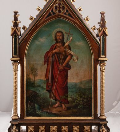 Zdjęcie nr 5: Feretron dwustronny z obrazami o kształcie stojącego prostokąta zamkniętego łukiem ostrym: Matki Boskiej Różańcowej ze świętymi dominikańskimi oraz św. Jana Chrzciciela ustawiony na niskiej podstawie oraz prostopadłościennym cokole, zaopatrzonym w otwory na drążki do noszenia. Feretron ujęty po bokach smukłymi, kręconymi kolumienkami, ponad którymi fiale. Zwieńczenie feretronu w formie wimpergi (ostrołukowej arkady wbudowanej w trójkątny przyczółek), z maswerkiem powyżej łuku. Cokół zdobiony rzędem rozetek, natomiast zwieńczenie żabkami. Struktura feretronu malowana w kolorze naturalnego drewna, detale i ornamentyka złocone. Po jednej stronie feretronu znajduje się obraz Matki Boskiej Różańcowej. W centrum Matka Boska, ukazana w pozycji siedzącej na obłoku, delikatnie zwrócona w lewo, z Dzieciątkiem Jezus na kolanach. Ubrana w czerwoną suknię z długimi rękawami, niebieski płaszcz otulający całą postać, spięty na piersi złotą klamrą oraz złoty welon na głowie. Dzieciątko zwrócone w stronę św. Dominika, półnagie, przewiązane białą pieluszką na biodrach, z różańcem w dłoniach. Święty Dominik ukazany na pierwszym planie, po lewej stronie obrazu w pozycji klęczącej, ujęty z prawego profilu, wyciągający dłonie ku górze, w kierunku Dzieciątka. Po prawej stronie obrazu, za obłokiem św. Katarzyna Sieneńska zwrócona w trzech czwartych w prawo, w pozycji stojącej, z koroną cierniową na głowie i dłońmi złożonymi na wysokości piersi, w których trzyma różaniec. Święci ubrani w habity i płaszcze dominikańskie. Twarze postaci malowane zgodnie z tradycją ikonograficzną, idealizowane. Nad głowami świętych i Matki Boskiej złote i okrągłe nimby, nad głową Dzieciątka nimb krzyżowy. Na stopniu, przed obłokiem otwarta księga, niżej pochodnia i kwiaty. W tle sumarycznie oddana architektura i czerwona kotara w lewym górnym narożu. Po drugiej stronie feretronu znajduje się obraz z przedstawieniem św. Jana Chrzciciela. Święty ukazany w centrum kompozycji, w postawie stojącej z krzyżem o długim drzewcu w lewej ręce, prawą wskazujący na oplatającą krzyż banderolę z napisem „ECCE AGNVS DEI”. Twarz świętego o delikatnych rysach, okolona krótką brodą oraz długimi włosami, opadającymi na plecy i ramiona. Wokół głowy złoty, okrągły nimb. Święty ubrany jest w tunikę ze skóry z krótkimi rękawami oraz czerwony płaszcz z fioletową podszewką, zdobiony na brzegach dekoracyjną lamówką; stopy bose. Całość ukazana na tle pejzażu z bogatą roślinnością i strumykiem. W dolnym narożu wąż. W tle obniżony horyzont z pejzażem górskim. Kolorystyka obrazu ciepła. Struktura feretronu malowana w kolorze naturalnego drewna, detale i ornamentyka złocone.

