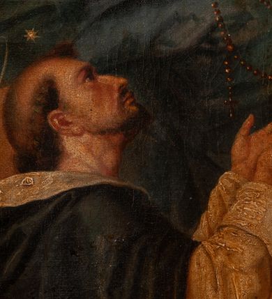 Zdjęcie nr 19: Feretron dwustronny z obrazami o kształcie stojącego prostokąta zamkniętego łukiem ostrym: Matki Boskiej Różańcowej ze świętymi dominikańskimi oraz św. Jana Chrzciciela ustawiony na niskiej podstawie oraz prostopadłościennym cokole, zaopatrzonym w otwory na drążki do noszenia. Feretron ujęty po bokach smukłymi, kręconymi kolumienkami, ponad którymi fiale. Zwieńczenie feretronu w formie wimpergi (ostrołukowej arkady wbudowanej w trójkątny przyczółek), z maswerkiem powyżej łuku. Cokół zdobiony rzędem rozetek, natomiast zwieńczenie żabkami. Struktura feretronu malowana w kolorze naturalnego drewna, detale i ornamentyka złocone. Po jednej stronie feretronu znajduje się obraz Matki Boskiej Różańcowej. W centrum Matka Boska, ukazana w pozycji siedzącej na obłoku, delikatnie zwrócona w lewo, z Dzieciątkiem Jezus na kolanach. Ubrana w czerwoną suknię z długimi rękawami, niebieski płaszcz otulający całą postać, spięty na piersi złotą klamrą oraz złoty welon na głowie. Dzieciątko zwrócone w stronę św. Dominika, półnagie, przewiązane białą pieluszką na biodrach, z różańcem w dłoniach. Święty Dominik ukazany na pierwszym planie, po lewej stronie obrazu w pozycji klęczącej, ujęty z prawego profilu, wyciągający dłonie ku górze, w kierunku Dzieciątka. Po prawej stronie obrazu, za obłokiem św. Katarzyna Sieneńska zwrócona w trzech czwartych w prawo, w pozycji stojącej, z koroną cierniową na głowie i dłońmi złożonymi na wysokości piersi, w których trzyma różaniec. Święci ubrani w habity i płaszcze dominikańskie. Twarze postaci malowane zgodnie z tradycją ikonograficzną, idealizowane. Nad głowami świętych i Matki Boskiej złote i okrągłe nimby, nad głową Dzieciątka nimb krzyżowy. Na stopniu, przed obłokiem otwarta księga, niżej pochodnia i kwiaty. W tle sumarycznie oddana architektura i czerwona kotara w lewym górnym narożu. Po drugiej stronie feretronu znajduje się obraz z przedstawieniem św. Jana Chrzciciela. Święty ukazany w centrum kompozycji, w postawie stojącej z krzyżem o długim drzewcu w lewej ręce, prawą wskazujący na oplatającą krzyż banderolę z napisem „ECCE AGNVS DEI”. Twarz świętego o delikatnych rysach, okolona krótką brodą oraz długimi włosami, opadającymi na plecy i ramiona. Wokół głowy złoty, okrągły nimb. Święty ubrany jest w tunikę ze skóry z krótkimi rękawami oraz czerwony płaszcz z fioletową podszewką, zdobiony na brzegach dekoracyjną lamówką; stopy bose. Całość ukazana na tle pejzażu z bogatą roślinnością i strumykiem. W dolnym narożu wąż. W tle obniżony horyzont z pejzażem górskim. Kolorystyka obrazu ciepła. Struktura feretronu malowana w kolorze naturalnego drewna, detale i ornamentyka złocone.

