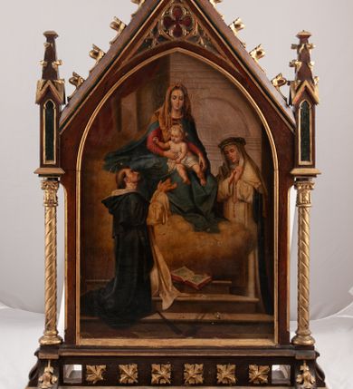 Zdjęcie nr 1: Feretron dwustronny z obrazami o kształcie stojącego prostokąta zamkniętego łukiem ostrym: Matki Boskiej Różańcowej ze świętymi dominikańskimi oraz św. Jana Chrzciciela ustawiony na niskiej podstawie oraz prostopadłościennym cokole, zaopatrzonym w otwory na drążki do noszenia. Feretron ujęty po bokach smukłymi, kręconymi kolumienkami, ponad którymi fiale. Zwieńczenie feretronu w formie wimpergi (ostrołukowej arkady wbudowanej w trójkątny przyczółek), z maswerkiem powyżej łuku. Cokół zdobiony rzędem rozetek, natomiast zwieńczenie żabkami. Struktura feretronu malowana w kolorze naturalnego drewna, detale i ornamentyka złocone. Po jednej stronie feretronu znajduje się obraz Matki Boskiej Różańcowej. W centrum Matka Boska, ukazana w pozycji siedzącej na obłoku, delikatnie zwrócona w lewo, z Dzieciątkiem Jezus na kolanach. Ubrana w czerwoną suknię z długimi rękawami, niebieski płaszcz otulający całą postać, spięty na piersi złotą klamrą oraz złoty welon na głowie. Dzieciątko zwrócone w stronę św. Dominika, półnagie, przewiązane białą pieluszką na biodrach, z różańcem w dłoniach. Święty Dominik ukazany na pierwszym planie, po lewej stronie obrazu w pozycji klęczącej, ujęty z prawego profilu, wyciągający dłonie ku górze, w kierunku Dzieciątka. Po prawej stronie obrazu, za obłokiem św. Katarzyna Sieneńska zwrócona w trzech czwartych w prawo, w pozycji stojącej, z koroną cierniową na głowie i dłońmi złożonymi na wysokości piersi, w których trzyma różaniec. Święci ubrani w habity i płaszcze dominikańskie. Twarze postaci malowane zgodnie z tradycją ikonograficzną, idealizowane. Nad głowami świętych i Matki Boskiej złote i okrągłe nimby, nad głową Dzieciątka nimb krzyżowy. Na stopniu, przed obłokiem otwarta księga, niżej pochodnia i kwiaty. W tle sumarycznie oddana architektura i czerwona kotara w lewym górnym narożu. Po drugiej stronie feretronu znajduje się obraz z przedstawieniem św. Jana Chrzciciela. Święty ukazany w centrum kompozycji, w postawie stojącej z krzyżem o długim drzewcu w lewej ręce, prawą wskazujący na oplatającą krzyż banderolę z napisem „ECCE AGNVS DEI”. Twarz świętego o delikatnych rysach, okolona krótką brodą oraz długimi włosami, opadającymi na plecy i ramiona. Wokół głowy złoty, okrągły nimb. Święty ubrany jest w tunikę ze skóry z krótkimi rękawami oraz czerwony płaszcz z fioletową podszewką, zdobiony na brzegach dekoracyjną lamówką; stopy bose. Całość ukazana na tle pejzażu z bogatą roślinnością i strumykiem. W dolnym narożu wąż. W tle obniżony horyzont z pejzażem górskim. Kolorystyka obrazu ciepła. Struktura feretronu malowana w kolorze naturalnego drewna, detale i ornamentyka złocone.

