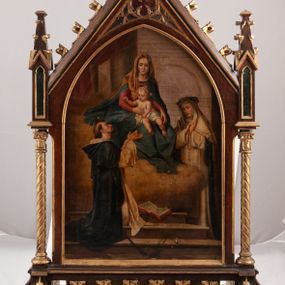 Zdjęcie nr 1: Feretron dwustronny z obrazami o kształcie stojącego prostokąta zamkniętego łukiem ostrym: Matki Boskiej Różańcowej ze świętymi dominikańskimi oraz św. Jana Chrzciciela ustawiony na niskiej podstawie oraz prostopadłościennym cokole, zaopatrzonym w otwory na drążki do noszenia. Feretron ujęty po bokach smukłymi, kręconymi kolumienkami, ponad którymi fiale. Zwieńczenie feretronu w formie wimpergi (ostrołukowej arkady wbudowanej w trójkątny przyczółek), z maswerkiem powyżej łuku. Cokół zdobiony rzędem rozetek, natomiast zwieńczenie żabkami. Struktura feretronu malowana w kolorze naturalnego drewna, detale i ornamentyka złocone. Po jednej stronie feretronu znajduje się obraz Matki Boskiej Różańcowej. W centrum Matka Boska, ukazana w pozycji siedzącej na obłoku, delikatnie zwrócona w lewo, z Dzieciątkiem Jezus na kolanach. Ubrana w czerwoną suknię z długimi rękawami, niebieski płaszcz otulający całą postać, spięty na piersi złotą klamrą oraz złoty welon na głowie. Dzieciątko zwrócone w stronę św. Dominika, półnagie, przewiązane białą pieluszką na biodrach, z różańcem w dłoniach. Święty Dominik ukazany na pierwszym planie, po lewej stronie obrazu w pozycji klęczącej, ujęty z prawego profilu, wyciągający dłonie ku górze, w kierunku Dzieciątka. Po prawej stronie obrazu, za obłokiem św. Katarzyna Sieneńska zwrócona w trzech czwartych w prawo, w pozycji stojącej, z koroną cierniową na głowie i dłońmi złożonymi na wysokości piersi, w których trzyma różaniec. Święci ubrani w habity i płaszcze dominikańskie. Twarze postaci malowane zgodnie z tradycją ikonograficzną, idealizowane. Nad głowami świętych i Matki Boskiej złote i okrągłe nimby, nad głową Dzieciątka nimb krzyżowy. Na stopniu, przed obłokiem otwarta księga, niżej pochodnia i kwiaty. W tle sumarycznie oddana architektura i czerwona kotara w lewym górnym narożu. Po drugiej stronie feretronu znajduje się obraz z przedstawieniem św. Jana Chrzciciela. Święty ukazany w centrum kompozycji, w postawie stojącej z krzyżem o długim drzewcu w lewej ręce, prawą wskazujący na oplatającą krzyż banderolę z napisem „ECCE AGNVS DEI”. Twarz świętego o delikatnych rysach, okolona krótką brodą oraz długimi włosami, opadającymi na plecy i ramiona. Wokół głowy złoty, okrągły nimb. Święty ubrany jest w tunikę ze skóry z krótkimi rękawami oraz czerwony płaszcz z fioletową podszewką, zdobiony na brzegach dekoracyjną lamówką; stopy bose. Całość ukazana na tle pejzażu z bogatą roślinnością i strumykiem. W dolnym narożu wąż. W tle obniżony horyzont z pejzażem górskim. Kolorystyka obrazu ciepła. Struktura feretronu malowana w kolorze naturalnego drewna, detale i ornamentyka złocone.

