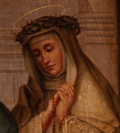 Zdjęcie nr 17: Feretron dwustronny z obrazami o kształcie stojącego prostokąta zamkniętego łukiem ostrym: Matki Boskiej Różańcowej ze świętymi dominikańskimi oraz św. Jana Chrzciciela ustawiony na niskiej podstawie oraz prostopadłościennym cokole, zaopatrzonym w otwory na drążki do noszenia. Feretron ujęty po bokach smukłymi, kręconymi kolumienkami, ponad którymi fiale. Zwieńczenie feretronu w formie wimpergi (ostrołukowej arkady wbudowanej w trójkątny przyczółek), z maswerkiem powyżej łuku. Cokół zdobiony rzędem rozetek, natomiast zwieńczenie żabkami. Struktura feretronu malowana w kolorze naturalnego drewna, detale i ornamentyka złocone. Po jednej stronie feretronu znajduje się obraz Matki Boskiej Różańcowej. W centrum Matka Boska, ukazana w pozycji siedzącej na obłoku, delikatnie zwrócona w lewo, z Dzieciątkiem Jezus na kolanach. Ubrana w czerwoną suknię z długimi rękawami, niebieski płaszcz otulający całą postać, spięty na piersi złotą klamrą oraz złoty welon na głowie. Dzieciątko zwrócone w stronę św. Dominika, półnagie, przewiązane białą pieluszką na biodrach, z różańcem w dłoniach. Święty Dominik ukazany na pierwszym planie, po lewej stronie obrazu w pozycji klęczącej, ujęty z prawego profilu, wyciągający dłonie ku górze, w kierunku Dzieciątka. Po prawej stronie obrazu, za obłokiem św. Katarzyna Sieneńska zwrócona w trzech czwartych w prawo, w pozycji stojącej, z koroną cierniową na głowie i dłońmi złożonymi na wysokości piersi, w których trzyma różaniec. Święci ubrani w habity i płaszcze dominikańskie. Twarze postaci malowane zgodnie z tradycją ikonograficzną, idealizowane. Nad głowami świętych i Matki Boskiej złote i okrągłe nimby, nad głową Dzieciątka nimb krzyżowy. Na stopniu, przed obłokiem otwarta księga, niżej pochodnia i kwiaty. W tle sumarycznie oddana architektura i czerwona kotara w lewym górnym narożu. Po drugiej stronie feretronu znajduje się obraz z przedstawieniem św. Jana Chrzciciela. Święty ukazany w centrum kompozycji, w postawie stojącej z krzyżem o długim drzewcu w lewej ręce, prawą wskazujący na oplatającą krzyż banderolę z napisem „ECCE AGNVS DEI”. Twarz świętego o delikatnych rysach, okolona krótką brodą oraz długimi włosami, opadającymi na plecy i ramiona. Wokół głowy złoty, okrągły nimb. Święty ubrany jest w tunikę ze skóry z krótkimi rękawami oraz czerwony płaszcz z fioletową podszewką, zdobiony na brzegach dekoracyjną lamówką; stopy bose. Całość ukazana na tle pejzażu z bogatą roślinnością i strumykiem. W dolnym narożu wąż. W tle obniżony horyzont z pejzażem górskim. Kolorystyka obrazu ciepła. Struktura feretronu malowana w kolorze naturalnego drewna, detale i ornamentyka złocone.

