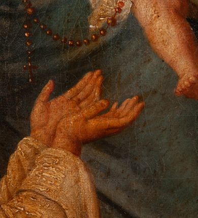 Zdjęcie nr 3: Feretron dwustronny z obrazami o kształcie stojącego prostokąta zamkniętego łukiem ostrym: Matki Boskiej Różańcowej ze świętymi dominikańskimi oraz św. Jana Chrzciciela ustawiony na niskiej podstawie oraz prostopadłościennym cokole, zaopatrzonym w otwory na drążki do noszenia. Feretron ujęty po bokach smukłymi, kręconymi kolumienkami, ponad którymi fiale. Zwieńczenie feretronu w formie wimpergi (ostrołukowej arkady wbudowanej w trójkątny przyczółek), z maswerkiem powyżej łuku. Cokół zdobiony rzędem rozetek, natomiast zwieńczenie żabkami. Struktura feretronu malowana w kolorze naturalnego drewna, detale i ornamentyka złocone. Po jednej stronie feretronu znajduje się obraz Matki Boskiej Różańcowej. W centrum Matka Boska, ukazana w pozycji siedzącej na obłoku, delikatnie zwrócona w lewo, z Dzieciątkiem Jezus na kolanach. Ubrana w czerwoną suknię z długimi rękawami, niebieski płaszcz otulający całą postać, spięty na piersi złotą klamrą oraz złoty welon na głowie. Dzieciątko zwrócone w stronę św. Dominika, półnagie, przewiązane białą pieluszką na biodrach, z różańcem w dłoniach. Święty Dominik ukazany na pierwszym planie, po lewej stronie obrazu w pozycji klęczącej, ujęty z prawego profilu, wyciągający dłonie ku górze, w kierunku Dzieciątka. Po prawej stronie obrazu, za obłokiem św. Katarzyna Sieneńska zwrócona w trzech czwartych w prawo, w pozycji stojącej, z koroną cierniową na głowie i dłońmi złożonymi na wysokości piersi, w których trzyma różaniec. Święci ubrani w habity i płaszcze dominikańskie. Twarze postaci malowane zgodnie z tradycją ikonograficzną, idealizowane. Nad głowami świętych i Matki Boskiej złote i okrągłe nimby, nad głową Dzieciątka nimb krzyżowy. Na stopniu, przed obłokiem otwarta księga, niżej pochodnia i kwiaty. W tle sumarycznie oddana architektura i czerwona kotara w lewym górnym narożu. Po drugiej stronie feretronu znajduje się obraz z przedstawieniem św. Jana Chrzciciela. Święty ukazany w centrum kompozycji, w postawie stojącej z krzyżem o długim drzewcu w lewej ręce, prawą wskazujący na oplatającą krzyż banderolę z napisem „ECCE AGNVS DEI”. Twarz świętego o delikatnych rysach, okolona krótką brodą oraz długimi włosami, opadającymi na plecy i ramiona. Wokół głowy złoty, okrągły nimb. Święty ubrany jest w tunikę ze skóry z krótkimi rękawami oraz czerwony płaszcz z fioletową podszewką, zdobiony na brzegach dekoracyjną lamówką; stopy bose. Całość ukazana na tle pejzażu z bogatą roślinnością i strumykiem. W dolnym narożu wąż. W tle obniżony horyzont z pejzażem górskim. Kolorystyka obrazu ciepła. Struktura feretronu malowana w kolorze naturalnego drewna, detale i ornamentyka złocone.

