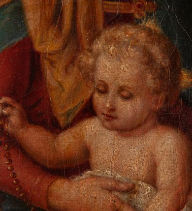 Zdjęcie nr 20: Feretron dwustronny z obrazami o kształcie stojącego prostokąta zamkniętego łukiem ostrym: Matki Boskiej Różańcowej ze świętymi dominikańskimi oraz św. Jana Chrzciciela ustawiony na niskiej podstawie oraz prostopadłościennym cokole, zaopatrzonym w otwory na drążki do noszenia. Feretron ujęty po bokach smukłymi, kręconymi kolumienkami, ponad którymi fiale. Zwieńczenie feretronu w formie wimpergi (ostrołukowej arkady wbudowanej w trójkątny przyczółek), z maswerkiem powyżej łuku. Cokół zdobiony rzędem rozetek, natomiast zwieńczenie żabkami. Struktura feretronu malowana w kolorze naturalnego drewna, detale i ornamentyka złocone. Po jednej stronie feretronu znajduje się obraz Matki Boskiej Różańcowej. W centrum Matka Boska, ukazana w pozycji siedzącej na obłoku, delikatnie zwrócona w lewo, z Dzieciątkiem Jezus na kolanach. Ubrana w czerwoną suknię z długimi rękawami, niebieski płaszcz otulający całą postać, spięty na piersi złotą klamrą oraz złoty welon na głowie. Dzieciątko zwrócone w stronę św. Dominika, półnagie, przewiązane białą pieluszką na biodrach, z różańcem w dłoniach. Święty Dominik ukazany na pierwszym planie, po lewej stronie obrazu w pozycji klęczącej, ujęty z prawego profilu, wyciągający dłonie ku górze, w kierunku Dzieciątka. Po prawej stronie obrazu, za obłokiem św. Katarzyna Sieneńska zwrócona w trzech czwartych w prawo, w pozycji stojącej, z koroną cierniową na głowie i dłońmi złożonymi na wysokości piersi, w których trzyma różaniec. Święci ubrani w habity i płaszcze dominikańskie. Twarze postaci malowane zgodnie z tradycją ikonograficzną, idealizowane. Nad głowami świętych i Matki Boskiej złote i okrągłe nimby, nad głową Dzieciątka nimb krzyżowy. Na stopniu, przed obłokiem otwarta księga, niżej pochodnia i kwiaty. W tle sumarycznie oddana architektura i czerwona kotara w lewym górnym narożu. Po drugiej stronie feretronu znajduje się obraz z przedstawieniem św. Jana Chrzciciela. Święty ukazany w centrum kompozycji, w postawie stojącej z krzyżem o długim drzewcu w lewej ręce, prawą wskazujący na oplatającą krzyż banderolę z napisem „ECCE AGNVS DEI”. Twarz świętego o delikatnych rysach, okolona krótką brodą oraz długimi włosami, opadającymi na plecy i ramiona. Wokół głowy złoty, okrągły nimb. Święty ubrany jest w tunikę ze skóry z krótkimi rękawami oraz czerwony płaszcz z fioletową podszewką, zdobiony na brzegach dekoracyjną lamówką; stopy bose. Całość ukazana na tle pejzażu z bogatą roślinnością i strumykiem. W dolnym narożu wąż. W tle obniżony horyzont z pejzażem górskim. Kolorystyka obrazu ciepła. Struktura feretronu malowana w kolorze naturalnego drewna, detale i ornamentyka złocone.

