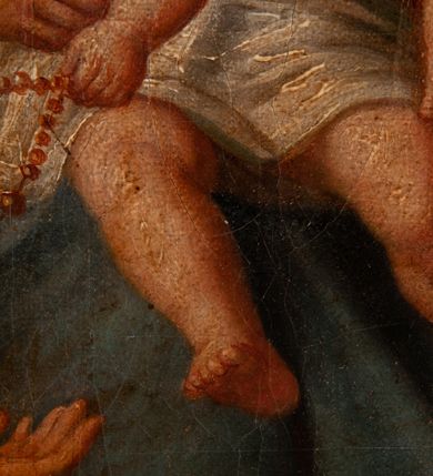 Zdjęcie nr 21: Feretron dwustronny z obrazami o kształcie stojącego prostokąta zamkniętego łukiem ostrym: Matki Boskiej Różańcowej ze świętymi dominikańskimi oraz św. Jana Chrzciciela ustawiony na niskiej podstawie oraz prostopadłościennym cokole, zaopatrzonym w otwory na drążki do noszenia. Feretron ujęty po bokach smukłymi, kręconymi kolumienkami, ponad którymi fiale. Zwieńczenie feretronu w formie wimpergi (ostrołukowej arkady wbudowanej w trójkątny przyczółek), z maswerkiem powyżej łuku. Cokół zdobiony rzędem rozetek, natomiast zwieńczenie żabkami. Struktura feretronu malowana w kolorze naturalnego drewna, detale i ornamentyka złocone. Po jednej stronie feretronu znajduje się obraz Matki Boskiej Różańcowej. W centrum Matka Boska, ukazana w pozycji siedzącej na obłoku, delikatnie zwrócona w lewo, z Dzieciątkiem Jezus na kolanach. Ubrana w czerwoną suknię z długimi rękawami, niebieski płaszcz otulający całą postać, spięty na piersi złotą klamrą oraz złoty welon na głowie. Dzieciątko zwrócone w stronę św. Dominika, półnagie, przewiązane białą pieluszką na biodrach, z różańcem w dłoniach. Święty Dominik ukazany na pierwszym planie, po lewej stronie obrazu w pozycji klęczącej, ujęty z prawego profilu, wyciągający dłonie ku górze, w kierunku Dzieciątka. Po prawej stronie obrazu, za obłokiem św. Katarzyna Sieneńska zwrócona w trzech czwartych w prawo, w pozycji stojącej, z koroną cierniową na głowie i dłońmi złożonymi na wysokości piersi, w których trzyma różaniec. Święci ubrani w habity i płaszcze dominikańskie. Twarze postaci malowane zgodnie z tradycją ikonograficzną, idealizowane. Nad głowami świętych i Matki Boskiej złote i okrągłe nimby, nad głową Dzieciątka nimb krzyżowy. Na stopniu, przed obłokiem otwarta księga, niżej pochodnia i kwiaty. W tle sumarycznie oddana architektura i czerwona kotara w lewym górnym narożu. Po drugiej stronie feretronu znajduje się obraz z przedstawieniem św. Jana Chrzciciela. Święty ukazany w centrum kompozycji, w postawie stojącej z krzyżem o długim drzewcu w lewej ręce, prawą wskazujący na oplatającą krzyż banderolę z napisem „ECCE AGNVS DEI”. Twarz świętego o delikatnych rysach, okolona krótką brodą oraz długimi włosami, opadającymi na plecy i ramiona. Wokół głowy złoty, okrągły nimb. Święty ubrany jest w tunikę ze skóry z krótkimi rękawami oraz czerwony płaszcz z fioletową podszewką, zdobiony na brzegach dekoracyjną lamówką; stopy bose. Całość ukazana na tle pejzażu z bogatą roślinnością i strumykiem. W dolnym narożu wąż. W tle obniżony horyzont z pejzażem górskim. Kolorystyka obrazu ciepła. Struktura feretronu malowana w kolorze naturalnego drewna, detale i ornamentyka złocone.

