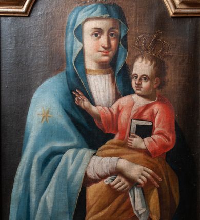 Zdjęcie nr 2: Feretron dwustronny z obrazami Matki Boskiej Śnieżnej oraz św. Mikołaja ustawiony na prostopadłościennym cokole, zaopatrzonym w otwory na drążki do noszenia. Cokół wsparty na dwóch postumentach na planie kwadratu. Obrazy w kształcie stojącego prostokąta, zamkniętego łukiem nadwieszonym w profilowanym ramach, zdobionych rzeźbionym ornamentem rocaille'owym. W zwieńczeniu nad obrazem św. Mikołaja Oko Opatrzności na tle promienistej glorii, a nad obrazem Matki Boskiej cztery obłoki na tle glorii (symbol niezachowany). Struktura feretronu malowana na zielono, detale, ornamentyka i profilowania złocone. Matka Boska ukazana na obrazie w półpostaci, frontalnie, z Dzieciątkiem Jezus na lewej ręce. Ręce Marii skrzyżowane na tle postaci Dzieciątka. W lewej dłoni Matka Boska trzyma białą chustę. Twarz podłużna, z dużymi oczami i zarumienionymi policzkami. Maria ubrana jest w białą suknię z długimi rękawami, u szyi obwiedzioną złotą lamówką oraz błękitny maforion ze złotą gwiazdą na prawym ramieniu. Dzieciątko ukazane w pozycji siedzącej, zwrócone trzy czwarte w prawo, z prawą ręką uniesioną w geście błogosławieństwa, z księgą w lewej. Twarz Dzieciątka o pulchnych policzkach i wysokim czole; włosy jasne, kędzierzawe. Ubrane jest w czerwoną sukienkę z długimi rękawami oraz ugrową szatę przerzuconą przez kolana. Na głowach Marii i Dzieciątka korony w typie zamkniętym zwieńczone krzyżykiem zatkniętym na kuli. Tło w odcieniach ugru i brązu. Po drugiej stronie feretronu obraz św. Mikołaja. Święty ukazany w centrum kompozycji, do wysokości kolan. W lewym ręku trzyma księgę, na której ułożone są trzy złote kule, prawą rękę unosi do góry na wysokości piersi. Twarz podłużna, okolona długą i siwą brodą; włosy siwe i krótkie, częściowo z łysiną. Ubrany jest w białą albę, złoty ornat oraz omoforion. Tło w odcieniach ugru i brązu. 
