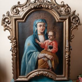 Zdjęcie nr 1: Feretron dwustronny z obrazami Matki Boskiej Śnieżnej oraz św. Mikołaja ustawiony na prostopadłościennym cokole, zaopatrzonym w otwory na drążki do noszenia. Cokół wsparty na dwóch postumentach na planie kwadratu. Obrazy w kształcie stojącego prostokąta, zamkniętego łukiem nadwieszonym w profilowanym ramach, zdobionych rzeźbionym ornamentem rocaille'owym. W zwieńczeniu nad obrazem św. Mikołaja Oko Opatrzności na tle promienistej glorii, a nad obrazem Matki Boskiej cztery obłoki na tle glorii (symbol niezachowany). Struktura feretronu malowana na zielono, detale, ornamentyka i profilowania złocone. Matka Boska ukazana na obrazie w półpostaci, frontalnie, z Dzieciątkiem Jezus na lewej ręce. Ręce Marii skrzyżowane na tle postaci Dzieciątka. W lewej dłoni Matka Boska trzyma białą chustę. Twarz podłużna, z dużymi oczami i zarumienionymi policzkami. Maria ubrana jest w białą suknię z długimi rękawami, u szyi obwiedzioną złotą lamówką oraz błękitny maforion ze złotą gwiazdą na prawym ramieniu. Dzieciątko ukazane w pozycji siedzącej, zwrócone trzy czwarte w prawo, z prawą ręką uniesioną w geście błogosławieństwa, z księgą w lewej. Twarz Dzieciątka o pulchnych policzkach i wysokim czole; włosy jasne, kędzierzawe. Ubrane jest w czerwoną sukienkę z długimi rękawami oraz ugrową szatę przerzuconą przez kolana. Na głowach Marii i Dzieciątka korony w typie zamkniętym zwieńczone krzyżykiem zatkniętym na kuli. Tło w odcieniach ugru i brązu. Po drugiej stronie feretronu obraz św. Mikołaja. Święty ukazany w centrum kompozycji, do wysokości kolan. W lewym ręku trzyma księgę, na której ułożone są trzy złote kule, prawą rękę unosi do góry na wysokości piersi. Twarz podłużna, okolona długą i siwą brodą; włosy siwe i krótkie, częściowo z łysiną. Ubrany jest w białą albę, złoty ornat oraz omoforion. Tło w odcieniach ugru i brązu. 
