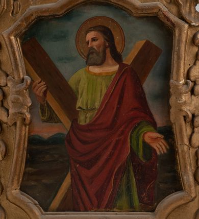 Zdjęcie nr 4: Feretron dwustronny z obrazami św. Elżbiety oraz św. Andrzeja ustawiony na prostopadłościennym cokole, zaopatrzonym w otwory na drążki do noszenia, pośrodku zdobionym rocaille&#039;owym kartuszem. Obrazy w kształcie stojących prostokątów o bokach wklęsło-wypukłych z uskokami u góry. Ujęte bogato dekorowaną, rzeźbioną ramą, zdobioną ornamentem rocaille&#039;owym, w narożach uformowanym na kształt czterech wolut. Struktura feretronu złocona. Święta Elżbieta ukazana w centrum kompozycji, stojąca w półpostaci z koszykiem kwiatów w prawej dłoni, lewą dłonią uchylająca połę płaszcza. Twarz owalna, z długim i wąskim nosem, mocno zarumienionymi policzkami; włosy długie, ciemnobrązowe, schowane pod welonem. Na głowie korona otwarta. Święta ubrana w czerwoną suknię z długimi rękawami oraz zielony płaszcz z białą podszewką spięty na piersi; na głowie biały welon, wokół niej złoty i kolisty nimb. Tło jednolite, szare. Po drugiej stronie obraz z wizerunkiem św. Andrzeja. Święty ukazany w postawie stojącej, do wysokości kolan, zwrócony w trzech czwartych w prawo, obejmujący prawą ręką krzyż. Twarz owalna, okolona bujną i siwą brodą; włosy długie spływające na plecy. Wokół głowy złoty i kolisty nimb. Ubrany w długą, zieloną suknię z długimi rękawami, obszytą przy szyi złotą lamówką, przewiązaną w talii oraz czerwony płaszcz zarzucony na lewe ramię. W tle sumarycznie oddany krajobraz. Niebo ciemnoniebieskie, nad horyzontem z różową poświatą.

