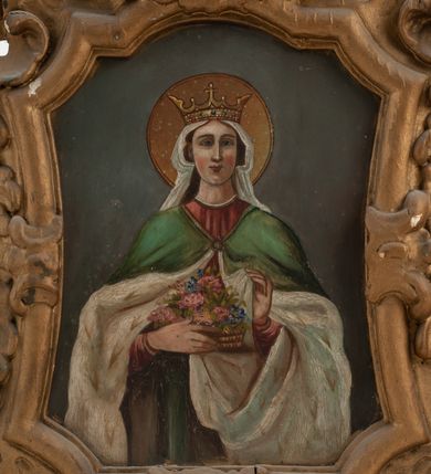 Zdjęcie nr 2: Feretron dwustronny z obrazami św. Elżbiety oraz św. Andrzeja ustawiony na prostopadłościennym cokole, zaopatrzonym w otwory na drążki do noszenia, pośrodku zdobionym rocaille'owym kartuszem. Obrazy w kształcie stojących prostokątów o bokach wklęsło-wypukłych z uskokami u góry. Ujęte bogato dekorowaną, rzeźbioną ramą, zdobioną ornamentem rocaille'owym, w narożach uformowanym na kształt czterech wolut. Struktura feretronu złocona. Święta Elżbieta ukazana w centrum kompozycji, stojąca w półpostaci z koszykiem kwiatów w prawej dłoni, lewą dłonią uchylająca połę płaszcza. Twarz owalna, z długim i wąskim nosem, mocno zarumienionymi policzkami; włosy długie, ciemnobrązowe, schowane pod welonem. Na głowie korona otwarta. Święta ubrana w czerwoną suknię z długimi rękawami oraz zielony płaszcz z białą podszewką spięty na piersi; na głowie biały welon, wokół niej złoty i kolisty nimb. Tło jednolite, szare. Po drugiej stronie obraz z wizerunkiem św. Andrzeja. Święty ukazany w postawie stojącej, do wysokości kolan, zwrócony w trzech czwartych w prawo, obejmujący prawą ręką krzyż. Twarz owalna, okolona bujną i siwą brodą; włosy długie spływające na plecy. Wokół głowy złoty i kolisty nimb. Ubrany w długą, zieloną suknię z długimi rękawami, obszytą przy szyi złotą lamówką, przewiązaną w talii oraz czerwony płaszcz zarzucony na lewe ramię. W tle sumarycznie oddany krajobraz. Niebo ciemnoniebieskie, nad horyzontem z różową poświatą.

