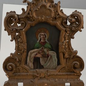 Zdjęcie nr 1: Feretron dwustronny z obrazami św. Elżbiety oraz św. Andrzeja ustawiony na prostopadłościennym cokole, zaopatrzonym w otwory na drążki do noszenia, pośrodku zdobionym rocaille'owym kartuszem. Obrazy w kształcie stojących prostokątów o bokach wklęsło-wypukłych z uskokami u góry. Ujęte bogato dekorowaną, rzeźbioną ramą, zdobioną ornamentem rocaille'owym, w narożach uformowanym na kształt czterech wolut. Struktura feretronu złocona. Święta Elżbieta ukazana w centrum kompozycji, stojąca w półpostaci z koszykiem kwiatów w prawej dłoni, lewą dłonią uchylająca połę płaszcza. Twarz owalna, z długim i wąskim nosem, mocno zarumienionymi policzkami; włosy długie, ciemnobrązowe, schowane pod welonem. Na głowie korona otwarta. Święta ubrana w czerwoną suknię z długimi rękawami oraz zielony płaszcz z białą podszewką spięty na piersi; na głowie biały welon, wokół niej złoty i kolisty nimb. Tło jednolite, szare. Po drugiej stronie obraz z wizerunkiem św. Andrzeja. Święty ukazany w postawie stojącej, do wysokości kolan, zwrócony w trzech czwartych w prawo, obejmujący prawą ręką krzyż. Twarz owalna, okolona bujną i siwą brodą; włosy długie spływające na plecy. Wokół głowy złoty i kolisty nimb. Ubrany w długą, zieloną suknię z długimi rękawami, obszytą przy szyi złotą lamówką, przewiązaną w talii oraz czerwony płaszcz zarzucony na lewe ramię. W tle sumarycznie oddany krajobraz. Niebo ciemnoniebieskie, nad horyzontem z różową poświatą.

