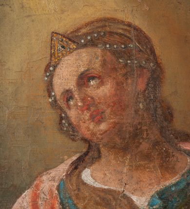 Zdjęcie nr 5: Feretron dwustronny z obrazami św. Małgorzaty oraz św. Barbary ustawiony na prostopadłościennym cokole, zaopatrzonym w otwory na drążki do noszenia, pośrodku zdobionym rocaille'owym kartuszem z napisami, po jednej stronie „Św(ięta) / Małgorzata”, po drugiej „Św(ięta) Barbara”. Obrazy w kształcie stojących prostokątów o bokach wklęsło-wypukłych z uskokami. Ujęte bogato dekorowaną, rzeźbioną ramą, zdobioną ornamentem rocaille'owym, w narożach uformowanym na kształt wolut. Święta Małgorzata ukazana w centrum kompozycji, w postawie stojącej, do wysokości trzech czwartych, z krzyżem w prawej dłoni i z palmą męczeństwa w lewej. Twarz owalna, z krótkim i wąskim nosem, mocno zarumienionymi policzkami; wzrokiem skierowanym do góry. Włosy długie, jasne, spływające na plecy. Dłonie smukłe, wysublimowane. Ubrana w niebieską suknię z długimi rękawami oraz czerwony płaszcz zarzucony na plecy. Na głowie brązowy welon spływający na prawe ramię; we włosy wpięte klejnoty. W dolnym, lewym narożu dzikie zwierzę, po prawej stronie ognisko. Po drugiej stronie feretronu obraz z wizerunkiem św. Barbary ukazanej w centrum kompozycji, w postawie stojącej, do wysokości trzech czwartych, z palmą męczeństwa w prawej dłoni i mieczem, skierowanym ostrzem w dół w lewej. Twarz owalna, z krótkim i wąskim nosem, rozchylone usta, mocno zarumienione policzki. Wzrok skierowany na znajdujący się po prawej stronie obrazu kielich z hostią. Włosy długie, spływające na plecy, częściowo schowane pod białym welonem. Dłonie smukłe, delikatne. Ubrana jest w niebieską suknię z długimi rękawami, przewiązaną paskiem i z dużym dekoltem oraz czerwony płaszcz zarzucony na plecy i lewe ramię. W górnym, lewym rogu obrazu wieża. Tło w kolorach ugru. Struktura feretronu złocona. 
