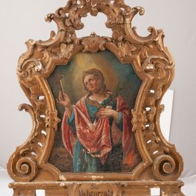 Zdjęcie nr 1: Feretron dwustronny z obrazami św. Małgorzaty oraz św. Barbary ustawiony na prostopadłościennym cokole, zaopatrzonym w otwory na drążki do noszenia, pośrodku zdobionym rocaille'owym kartuszem z napisami, po jednej stronie „Św(ięta) / Małgorzata”, po drugiej „Św(ięta) Barbara”. Obrazy w kształcie stojących prostokątów o bokach wklęsło-wypukłych z uskokami. Ujęte bogato dekorowaną, rzeźbioną ramą, zdobioną ornamentem rocaille'owym, w narożach uformowanym na kształt wolut. Święta Małgorzata ukazana w centrum kompozycji, w postawie stojącej, do wysokości trzech czwartych, z krzyżem w prawej dłoni i z palmą męczeństwa w lewej. Twarz owalna, z krótkim i wąskim nosem, mocno zarumienionymi policzkami; wzrokiem skierowanym do góry. Włosy długie, jasne, spływające na plecy. Dłonie smukłe, wysublimowane. Ubrana w niebieską suknię z długimi rękawami oraz czerwony płaszcz zarzucony na plecy. Na głowie brązowy welon spływający na prawe ramię; we włosy wpięte klejnoty. W dolnym, lewym narożu dzikie zwierzę, po prawej stronie ognisko. Po drugiej stronie feretronu obraz z wizerunkiem św. Barbary ukazanej w centrum kompozycji, w postawie stojącej, do wysokości trzech czwartych, z palmą męczeństwa w prawej dłoni i mieczem, skierowanym ostrzem w dół w lewej. Twarz owalna, z krótkim i wąskim nosem, rozchylone usta, mocno zarumienione policzki. Wzrok skierowany na znajdujący się po prawej stronie obrazu kielich z hostią. Włosy długie, spływające na plecy, częściowo schowane pod białym welonem. Dłonie smukłe, delikatne. Ubrana jest w niebieską suknię z długimi rękawami, przewiązaną paskiem i z dużym dekoltem oraz czerwony płaszcz zarzucony na plecy i lewe ramię. W górnym, lewym rogu obrazu wieża. Tło w kolorach ugru. Struktura feretronu złocona. 
