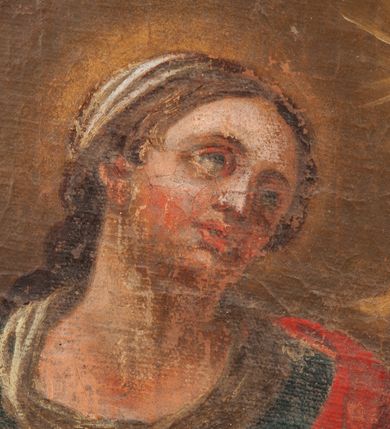 Zdjęcie nr 11: Feretron dwustronny z obrazami św. Małgorzaty oraz św. Barbary ustawiony na prostopadłościennym cokole, zaopatrzonym w otwory na drążki do noszenia, pośrodku zdobionym rocaille&#039;owym kartuszem z napisami, po jednej stronie „Św(ięta) / Małgorzata”, po drugiej „Św(ięta) Barbara”. Obrazy w kształcie stojących prostokątów o bokach wklęsło-wypukłych z uskokami. Ujęte bogato dekorowaną, rzeźbioną ramą, zdobioną ornamentem rocaille&#039;owym, w narożach uformowanym na kształt wolut. Święta Małgorzata ukazana w centrum kompozycji, w postawie stojącej, do wysokości trzech czwartych, z krzyżem w prawej dłoni i z palmą męczeństwa w lewej. Twarz owalna, z krótkim i wąskim nosem, mocno zarumienionymi policzkami; wzrokiem skierowanym do góry. Włosy długie, jasne, spływające na plecy. Dłonie smukłe, wysublimowane. Ubrana w niebieską suknię z długimi rękawami oraz czerwony płaszcz zarzucony na plecy. Na głowie brązowy welon spływający na prawe ramię; we włosy wpięte klejnoty. W dolnym, lewym narożu dzikie zwierzę, po prawej stronie ognisko. Po drugiej stronie feretronu obraz z wizerunkiem św. Barbary ukazanej w centrum kompozycji, w postawie stojącej, do wysokości trzech czwartych, z palmą męczeństwa w prawej dłoni i mieczem, skierowanym ostrzem w dół w lewej. Twarz owalna, z krótkim i wąskim nosem, rozchylone usta, mocno zarumienione policzki. Wzrok skierowany na znajdujący się po prawej stronie obrazu kielich z hostią. Włosy długie, spływające na plecy, częściowo schowane pod białym welonem. Dłonie smukłe, delikatne. Ubrana jest w niebieską suknię z długimi rękawami, przewiązaną paskiem i z dużym dekoltem oraz czerwony płaszcz zarzucony na plecy i lewe ramię. W górnym, lewym rogu obrazu wieża. Tło w kolorach ugru. Struktura feretronu złocona. 
