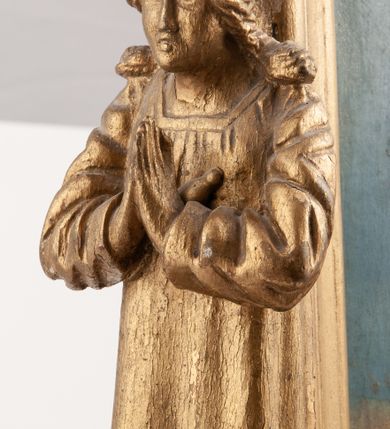 Zdjęcie nr 4: Feretron dwustronny z obrazami św. Stanisława Kostki oraz Anioła Stróża. Konstrukcja feretronu osadzona na dwóch nóżkach na planie koła, wspierających dwa wieloboczne w rzucie cokoły, połączone listwami stabilizującymi konstrukcję feretronu; cokoły zaopatrzone w otwory na drążki do noszenia. Na cokołach ustawione dwie rzeźby niezidentyfikowanych świętych, ujętych z profilu, nad nimi nadwieszone baldachimy zwieńczone stylizowanymi kwiatonami. W centrum tej konstrukcji obrazy ujęte w profilowaną ramę, zamkniętą łukiem ostrym o spłaszczonych ramionach, zwieńczoną krzyżykiem łacińskim o trójlistnie zakończonych ramionach. Struktura feretronu złocona. Na obrazie Anioł Stróż  ukazany jest po prawej stronie kompozycji, w postawie stojącej, widoczny z lewego profilu, pochylony nad dzieckiem bawiącym się na kwietnej łące. Ubrany jest w białą, długą sukienkę. Tło obrazu jednolite, ciemnoniebieskie. Po drugiej stronie feretronu znajduje się wizerunek św. Stanisława Kostki. Święty ukazany do kolan, stojący frontalnie, delikatnie zwrócony w lewo, z rękami złożonymi na piersi, z różańcem w dłoniach. Twarz szeroka, ze wzrokiem skierowanym ku górze, włosy krótkie i jasnobrązowe. Święty ubrany jest w sutannę jezuicką. Wokół głowy ma złoty, okrągły nimb. Tło obrazu jednolite, brązowe.
