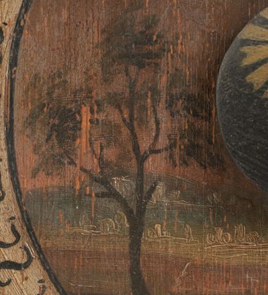 Zdjęcie nr 8: Zegar w kształcie stojącego prostokąta. W części centralnej okrągła tarcza z pejzażem oraz kołem pośrodku, ozdobionym kielichem z hostią, od którego odchodzą dwie fantazyjnie wycięte wskazówki. Wokół tarczy z pejzażem dwa okręgi, w pierwszym liczby od 1 do 31, w drugim, zewnętrznym – łacińskie nazwy miesięcy. W górnej części kompozycji biała banderola z napisem: „Renovatio Sanctissimi Sacramenti”. Poniżej, wpisany w koło na czerwonym tle monogram Chrystusa. Tło czarne.

