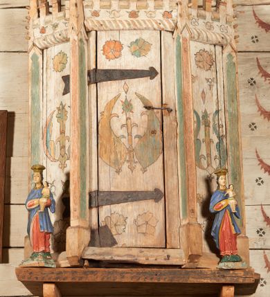 Zdjęcie nr 6: Sakrarium przyścienne, na rzucie połowy ośmioboku,  z wydzielonym cokołem, opięte pinaklami, w zwieńczeniu krenelaż z motywem sznura u podstawy oraz górne cżęści pinakli zdobione żabkami i kwiatonem. Drzwiczki w kształcie stojącego prostokąta, osadzone na żelaznych kutych zawiasach. Struktura zdobiona dekoracją polichromowaną o motywach roślinno-geometrycznych.