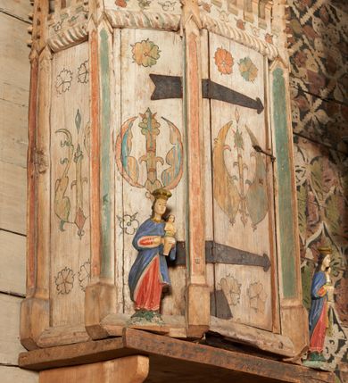 Zdjęcie nr 7: Sakrarium przyścienne, na rzucie połowy ośmioboku,  z wydzielonym cokołem, opięte pinaklami, w zwieńczeniu krenelaż z motywem sznura u podstawy oraz górne cżęści pinakli zdobione żabkami i kwiatonem. Drzwiczki w kształcie stojącego prostokąta, osadzone na żelaznych kutych zawiasach. Struktura zdobiona dekoracją polichromowaną o motywach roślinno-geometrycznych.