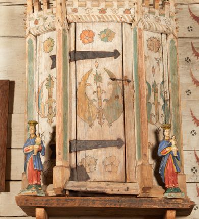 Zdjęcie nr 5: Sakrarium przyścienne, na rzucie połowy ośmioboku,  z wydzielonym cokołem, opięte pinaklami, w zwieńczeniu krenelaż z motywem sznura u podstawy oraz górne cżęści pinakli zdobione żabkami i kwiatonem. Drzwiczki w kształcie stojącego prostokąta, osadzone na żelaznych kutych zawiasach. Struktura zdobiona dekoracją polichromowaną o motywach roślinno-geometrycznych.