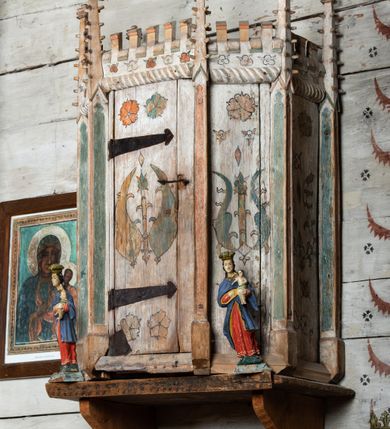 Zdjęcie nr 2: Sakrarium przyścienne, na rzucie połowy ośmioboku,  z wydzielonym cokołem, opięte pinaklami, w zwieńczeniu krenelaż z motywem sznura u podstawy oraz górne cżęści pinakli zdobione żabkami i kwiatonem. Drzwiczki w kształcie stojącego prostokąta, osadzone na żelaznych kutych zawiasach. Struktura zdobiona dekoracją polichromowaną o motywach roślinno-geometrycznych.