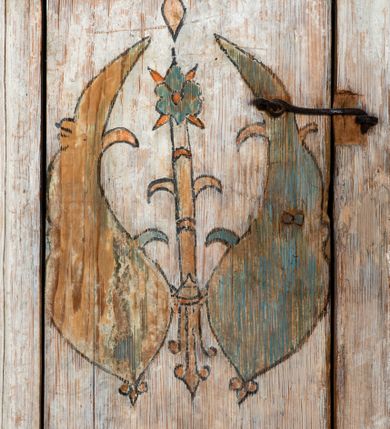 Zdjęcie nr 3: Sakrarium przyścienne, na rzucie połowy ośmioboku,  z wydzielonym cokołem, opięte pinaklami, w zwieńczeniu krenelaż z motywem sznura u podstawy oraz górne cżęści pinakli zdobione żabkami i kwiatonem. Drzwiczki w kształcie stojącego prostokąta, osadzone na żelaznych kutych zawiasach. Struktura zdobiona dekoracją polichromowaną o motywach roślinno-geometrycznych.