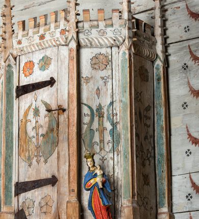 Zdjęcie nr 11: Sakrarium przyścienne, na rzucie połowy ośmioboku,  z wydzielonym cokołem, opięte pinaklami, w zwieńczeniu krenelaż z motywem sznura u podstawy oraz górne cżęści pinakli zdobione żabkami i kwiatonem. Drzwiczki w kształcie stojącego prostokąta, osadzone na żelaznych kutych zawiasach. Struktura zdobiona dekoracją polichromowaną o motywach roślinno-geometrycznych.