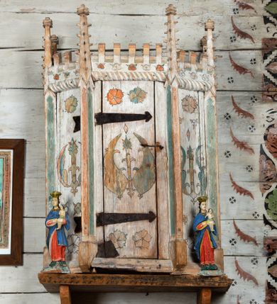 Zdjęcie nr 1: Sakrarium przyścienne, na rzucie połowy ośmioboku,  z wydzielonym cokołem, opięte pinaklami, w zwieńczeniu krenelaż z motywem sznura u podstawy oraz górne cżęści pinakli zdobione żabkami i kwiatonem. Drzwiczki w kształcie stojącego prostokąta, osadzone na żelaznych kutych zawiasach. Struktura zdobiona dekoracją polichromowaną o motywach roślinno-geometrycznych.