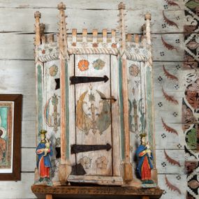 Zdjęcie nr 1: Sakrarium przyścienne, na rzucie połowy ośmioboku,  z wydzielonym cokołem, opięte pinaklami, w zwieńczeniu krenelaż z motywem sznura u podstawy oraz górne cżęści pinakli zdobione żabkami i kwiatonem. Drzwiczki w kształcie stojącego prostokąta, osadzone na żelaznych kutych zawiasach. Struktura zdobiona dekoracją polichromowaną o motywach roślinno-geometrycznych.