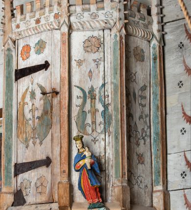 Zdjęcie nr 12: Sakrarium przyścienne, na rzucie połowy ośmioboku,  z wydzielonym cokołem, opięte pinaklami, w zwieńczeniu krenelaż z motywem sznura u podstawy oraz górne cżęści pinakli zdobione żabkami i kwiatonem. Drzwiczki w kształcie stojącego prostokąta, osadzone na żelaznych kutych zawiasach. Struktura zdobiona dekoracją polichromowaną o motywach roślinno-geometrycznych.