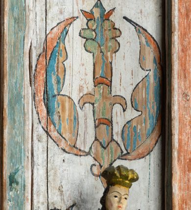 Zdjęcie nr 15: Sakrarium przyścienne, na rzucie połowy ośmioboku,  z wydzielonym cokołem, opięte pinaklami, w zwieńczeniu krenelaż z motywem sznura u podstawy oraz górne cżęści pinakli zdobione żabkami i kwiatonem. Drzwiczki w kształcie stojącego prostokąta, osadzone na żelaznych kutych zawiasach. Struktura zdobiona dekoracją polichromowaną o motywach roślinno-geometrycznych.