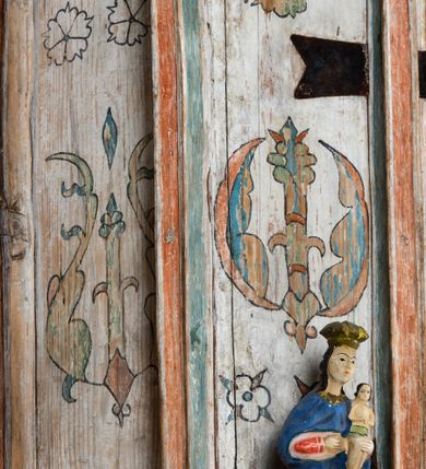 Zdjęcie nr 14: Sakrarium przyścienne, na rzucie połowy ośmioboku,  z wydzielonym cokołem, opięte pinaklami, w zwieńczeniu krenelaż z motywem sznura u podstawy oraz górne cżęści pinakli zdobione żabkami i kwiatonem. Drzwiczki w kształcie stojącego prostokąta, osadzone na żelaznych kutych zawiasach. Struktura zdobiona dekoracją polichromowaną o motywach roślinno-geometrycznych.