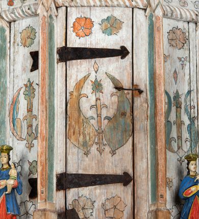 Zdjęcie nr 9: Sakrarium przyścienne, na rzucie połowy ośmioboku,  z wydzielonym cokołem, opięte pinaklami, w zwieńczeniu krenelaż z motywem sznura u podstawy oraz górne cżęści pinakli zdobione żabkami i kwiatonem. Drzwiczki w kształcie stojącego prostokąta, osadzone na żelaznych kutych zawiasach. Struktura zdobiona dekoracją polichromowaną o motywach roślinno-geometrycznych.